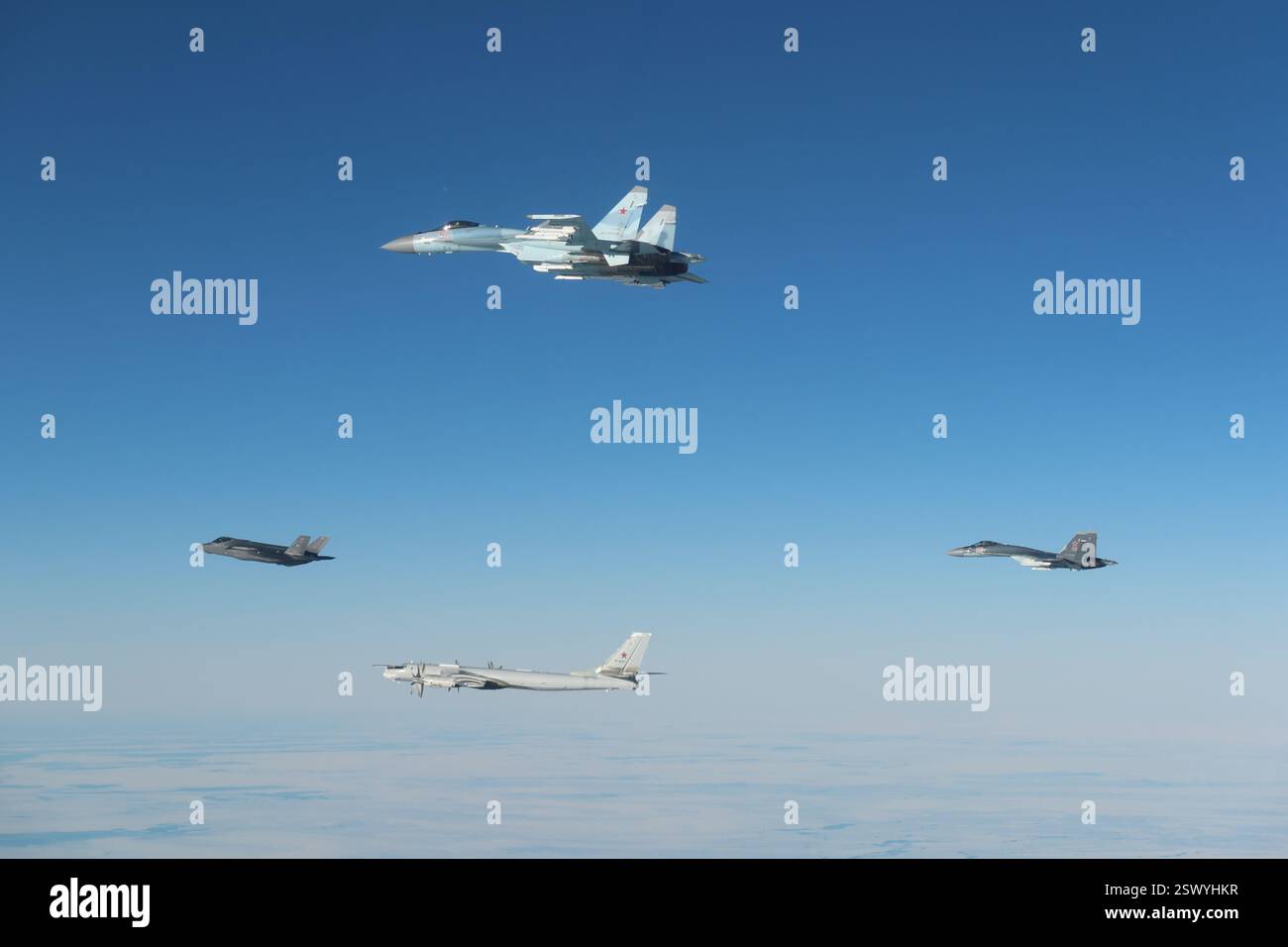 Chukchi Sea, Usa. Februar 2025. Zwei russische Tu-95 strategische Bomber und zwei Su-27 Kampfflugzeuge werden abgefangen F-35A Lightning II Stealth Fighters, dem North American Aerospace Defense Command zugewiesen, 19. Februar 2025 über der Chukchi-See. Kredit: TSgt. Donald Hudson/USA Air Force/Alamy Live News Stockfoto