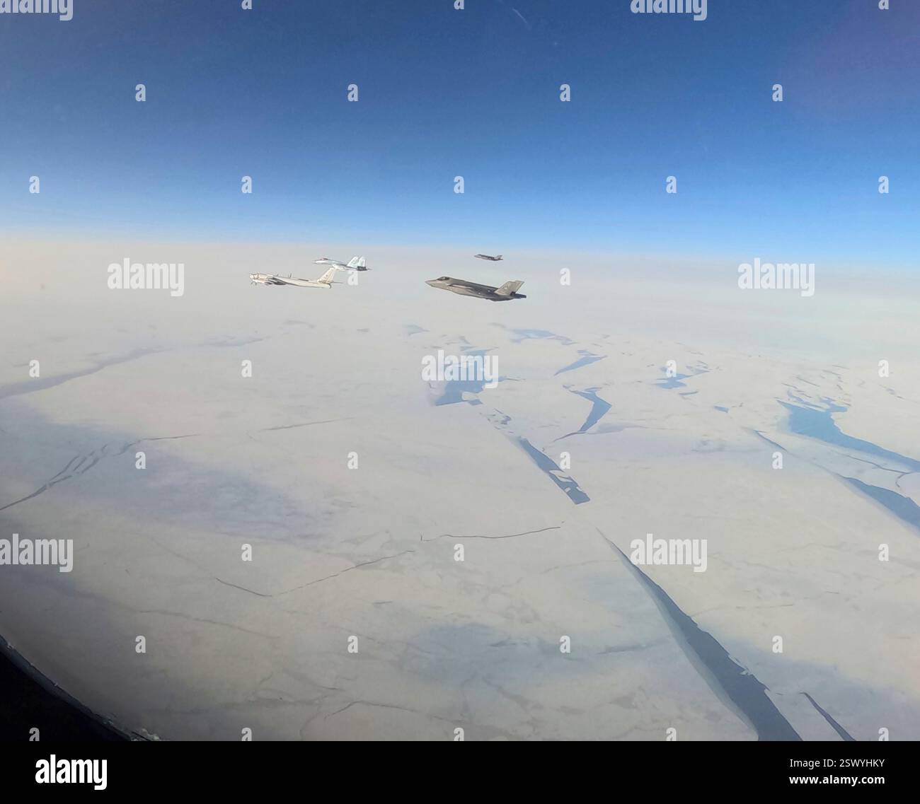 Chukchi Sea, Usa. Februar 2025. Zwei russische Tu-95 strategische Bomber und zwei Su-27 Kampfflugzeuge werden abgefangen F-35A Lightning II Stealth Fighters, dem North American Aerospace Defense Command zugewiesen, 19. Februar 2025 über der Chukchi-See. Kredit: TSgt. Donald Hudson/USA Air Force/Alamy Live News Stockfoto