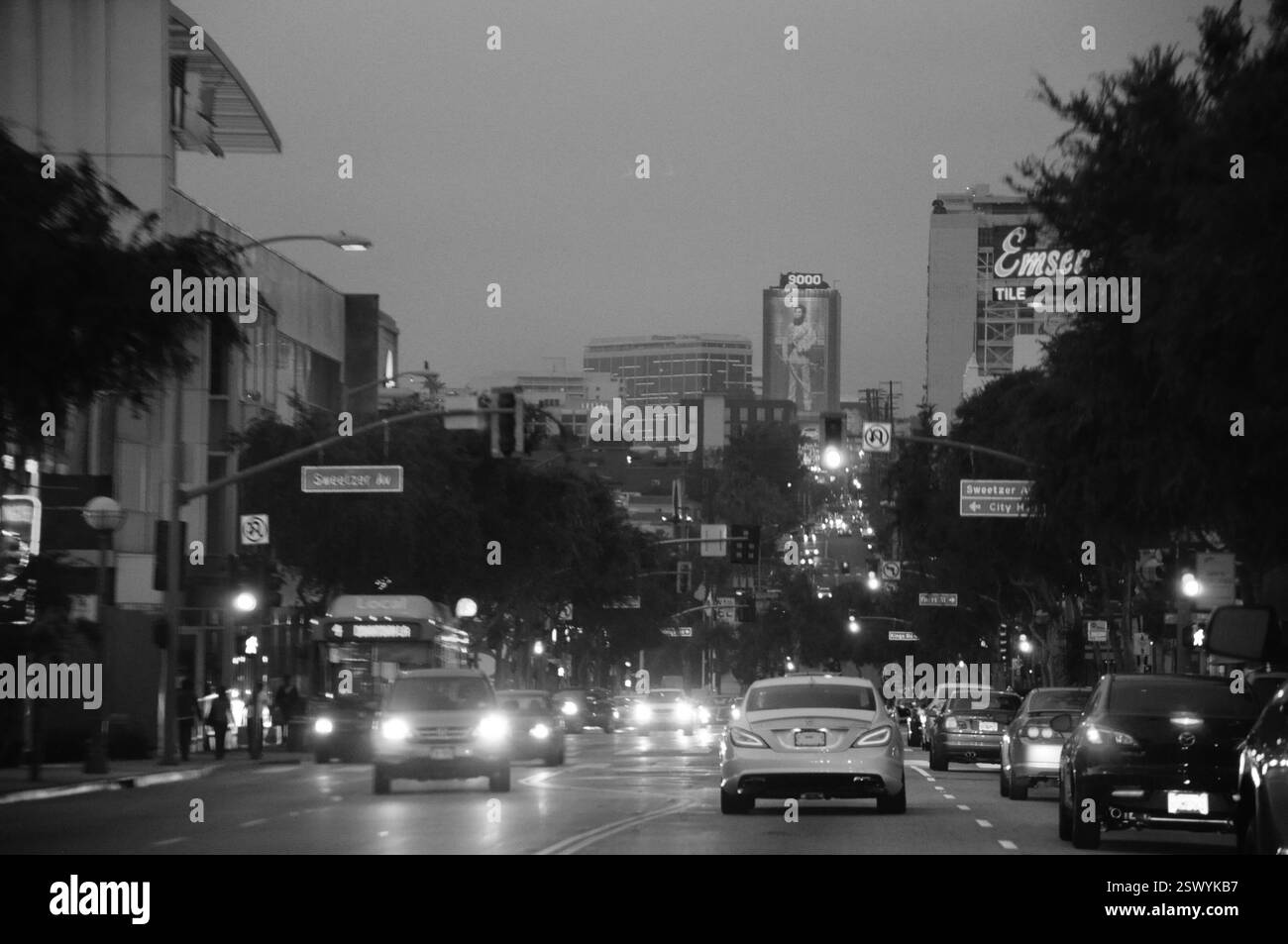 San Diego, Kalifornien, USA. Mai 2012: Abendlicher Verkehr auf einer belebten Straße in San Diego, Kalifornien, USA. Stockfoto
