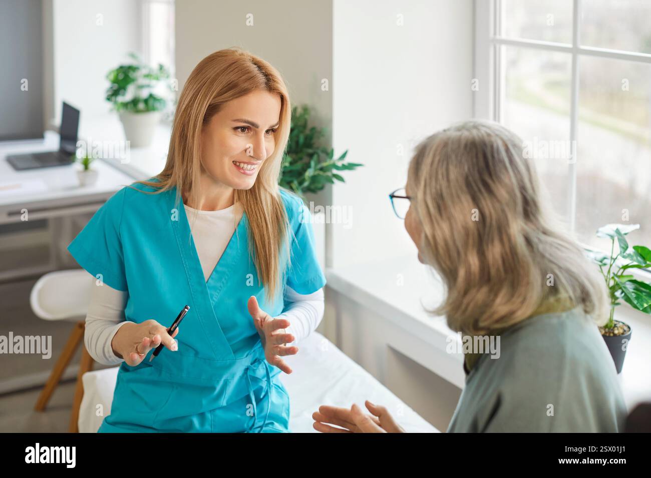 Ältere Patientin mit Krankenschwester in der medizinischen Klinik während der Untersuchung. Stockfoto