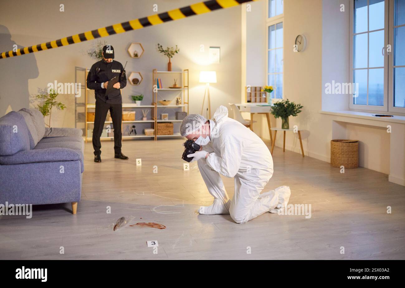 Ein forensischer Experte macht Fotos von Dingen, sammelt Hinweise und zeichnet Beweise auf, um den Fall zu eröffnen Stockfoto