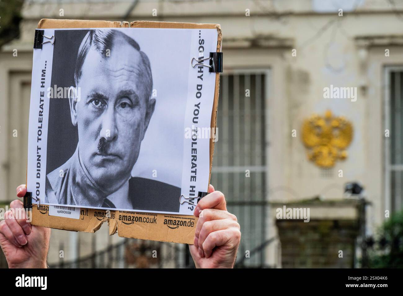 London, Großbritannien. Februar 2025. Wenn Putin mit Hitler außerhalb der russischen Botschaft verglichen wird - russische Truppen aus, Solidarität mit der Ukraine marschieren und kundtun - als der dritte Jahrestag der Invasion Russlands in der Ukraine naht, marschiert eine Koalition aus ukrainischer Gemeinschaft und britischen Arbeiterbewegungen von der Statue des heiligen Wolodymyr zur russischen Botschaft in London, um zu protestieren und die Ukraine zu unterstützen. Guy Bell/Alamy Live News Stockfoto