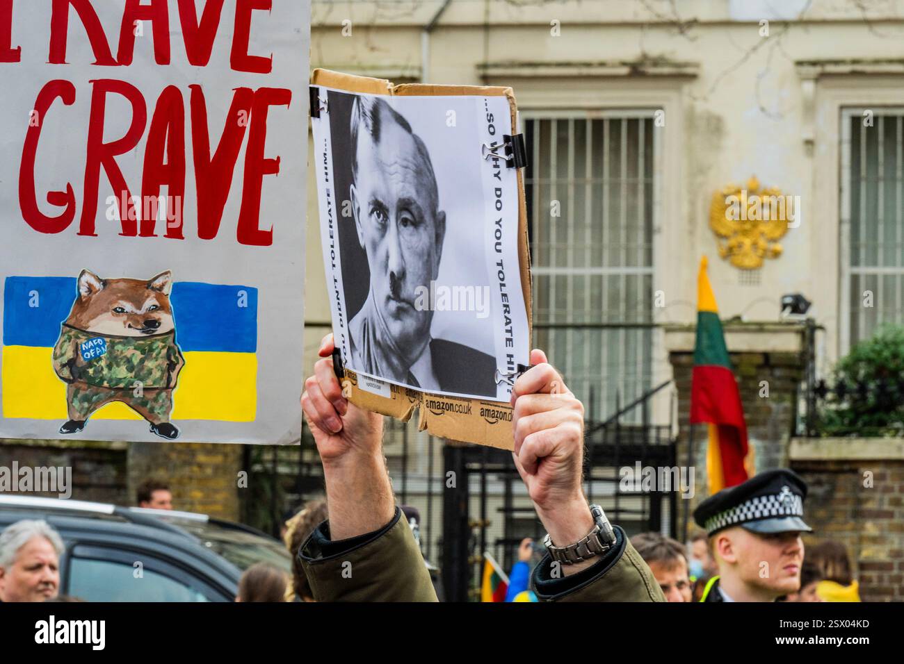 London, Großbritannien. Februar 2025. Wenn Putin mit Hitler außerhalb der russischen Botschaft verglichen wird - russische Truppen aus, Solidarität mit der Ukraine marschieren und kundtun - als der dritte Jahrestag der Invasion Russlands in der Ukraine naht, marschiert eine Koalition aus ukrainischer Gemeinschaft und britischen Arbeiterbewegungen von der Statue des heiligen Wolodymyr zur russischen Botschaft in London, um zu protestieren und die Ukraine zu unterstützen. Guy Bell/Alamy Live News Stockfoto
