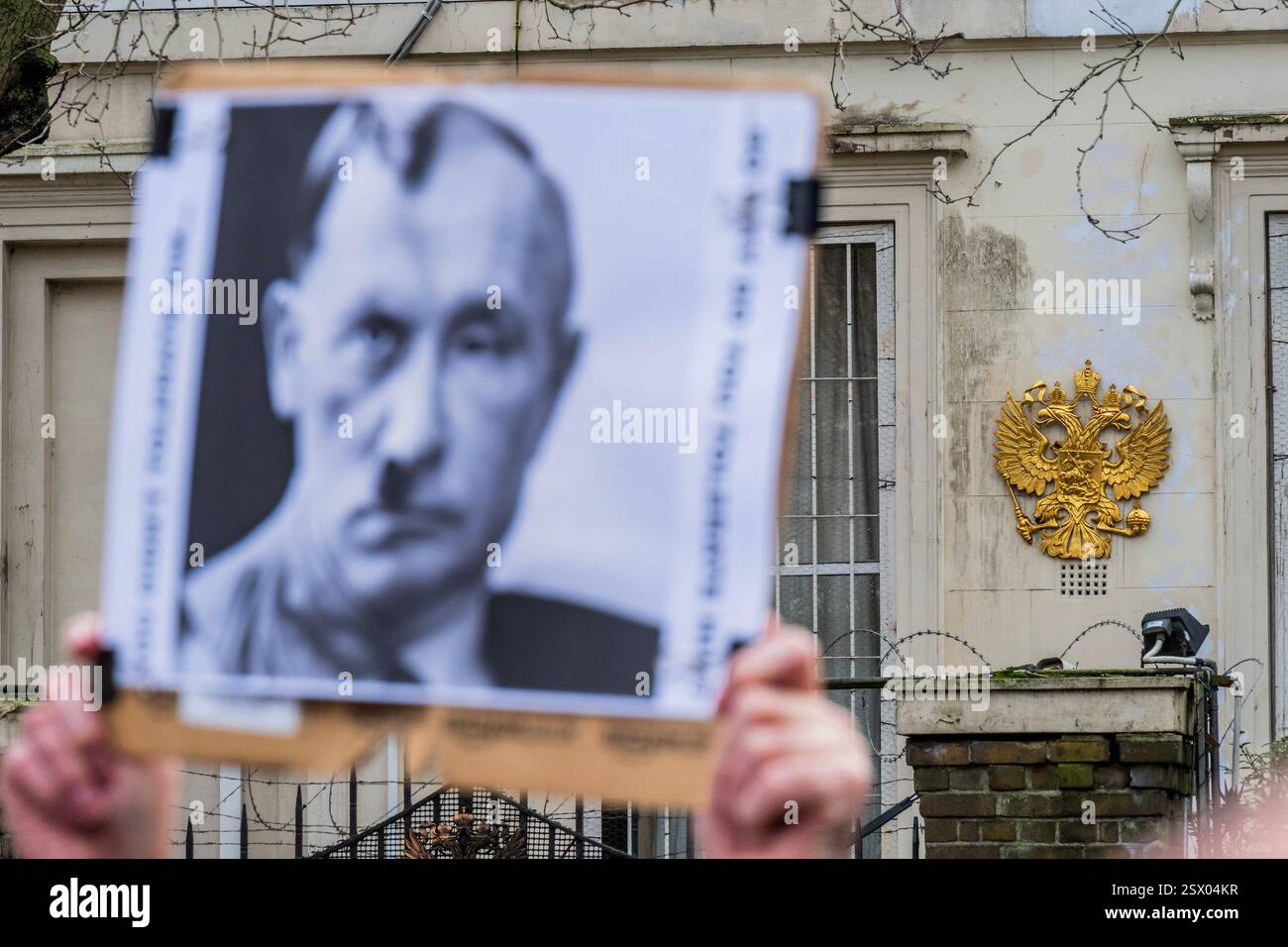 London, Großbritannien. Februar 2025. Wenn Putin mit Hitler außerhalb der russischen Botschaft verglichen wird - russische Truppen aus, Solidarität mit der Ukraine marschieren und kundtun - als der dritte Jahrestag der Invasion Russlands in der Ukraine naht, marschiert eine Koalition aus ukrainischer Gemeinschaft und britischen Arbeiterbewegungen von der Statue des heiligen Wolodymyr zur russischen Botschaft in London, um zu protestieren und die Ukraine zu unterstützen. Guy Bell/Alamy Live News Stockfoto
