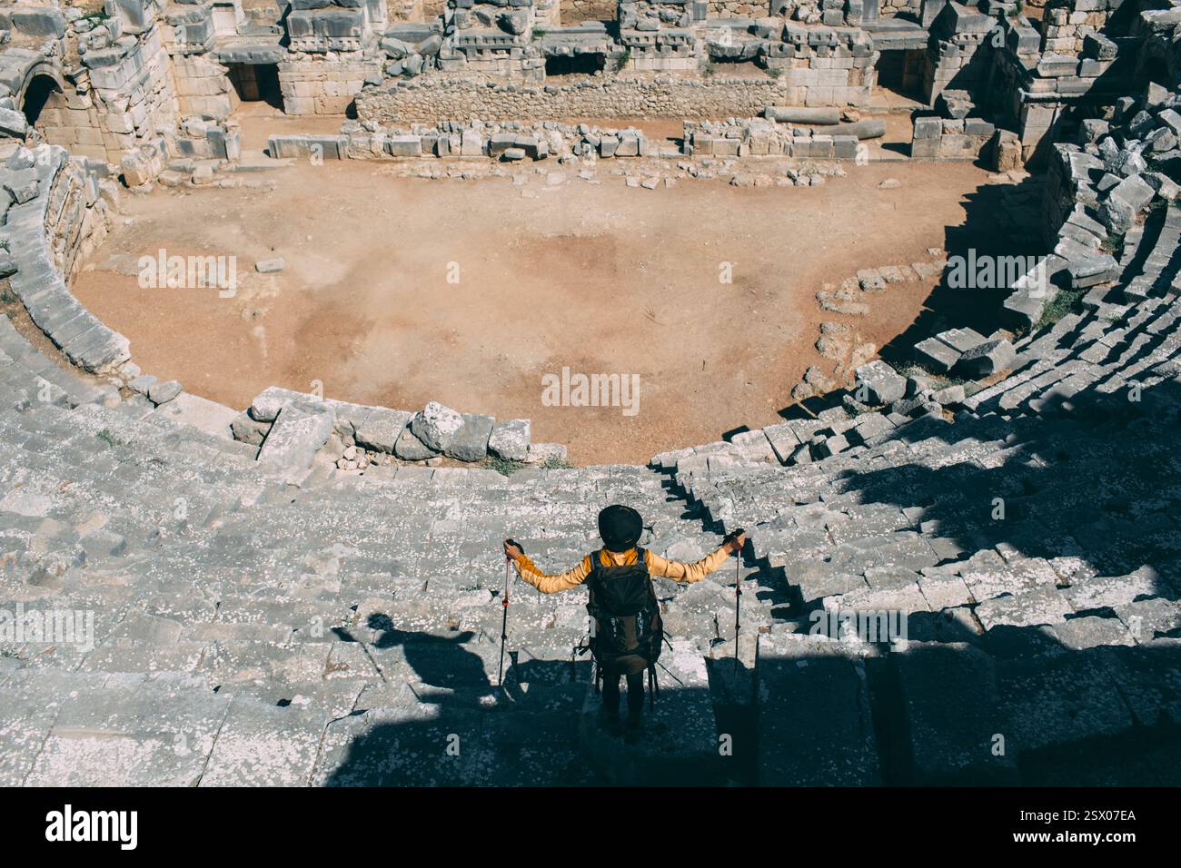 Touristen mit Rucksack und Panorama-Amphitheater, reisen in die Türkei Stockfoto
