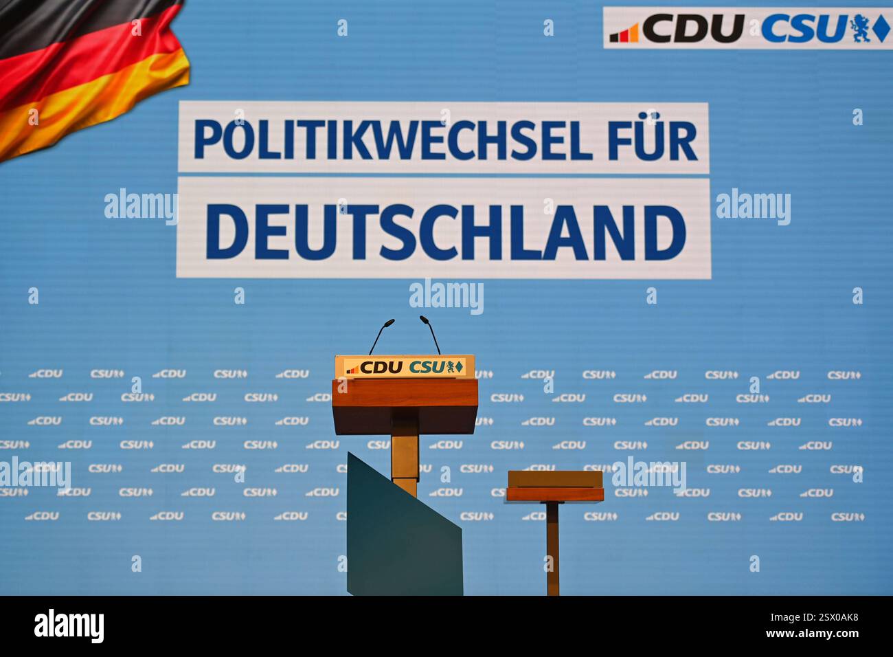 Leeres Podium,Buehen mit Forderungen Politikwechsel für Deutschland CDU CSU Schlusskundgebung zur Bundestagswahl am 22.02.2025 im Loewenbräukeller in München, *** leeres Podium, Bäuhen mit Forderung nach politischem Wandel für Deutschland CDU CSU Abschlussveranstaltung zur Bundestagswahl am 22 02 2025 im Loewenbräukeller in München, Stockfoto