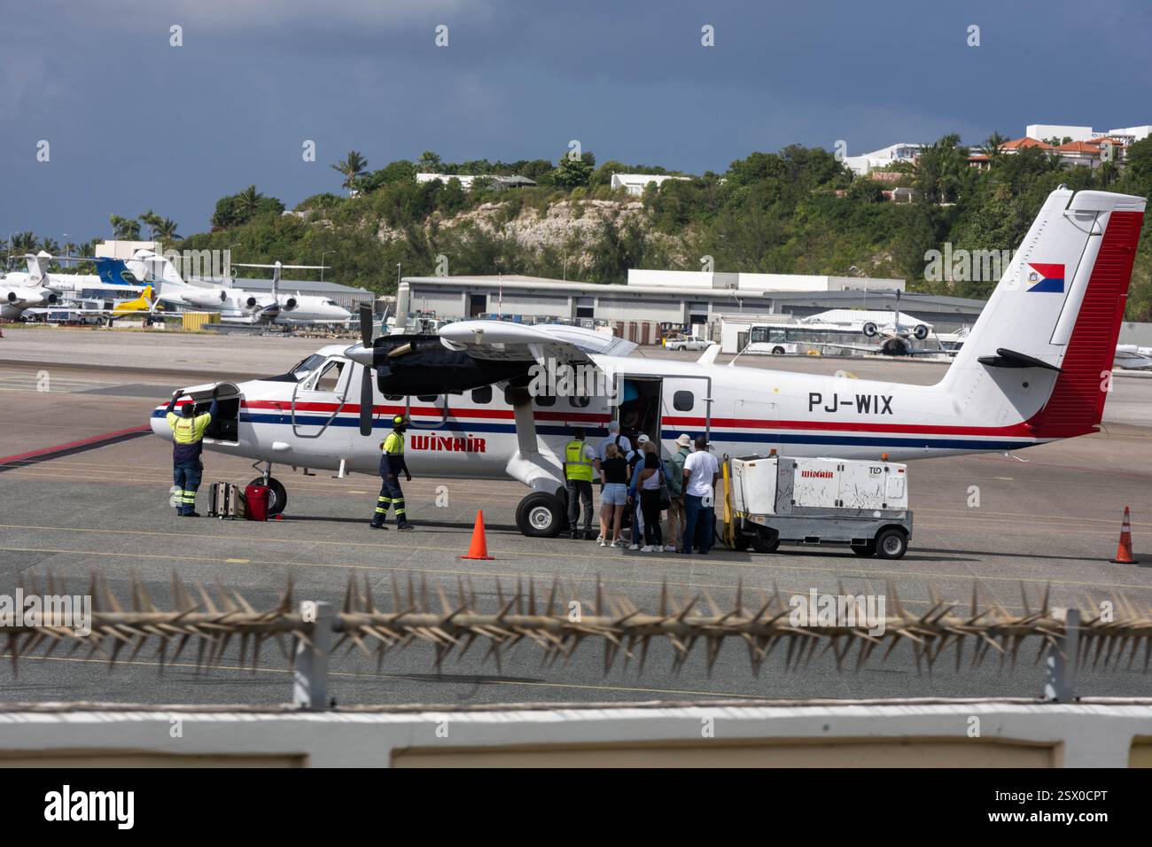 PJ-WIX ist ein de Havilland Canada DHC-6-300 Twin Otter, der von Winair, Princess Juliana International Airport betrieben wird Stockfoto