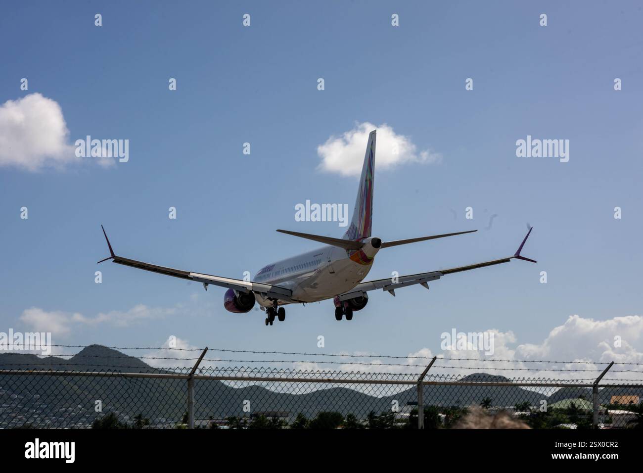 Eine Boeing 737-8 MAX von Caribbean Airlines landet am Princess Juliana International Airport Saint Martin Caribbean und fliegt über den Strand Stockfoto