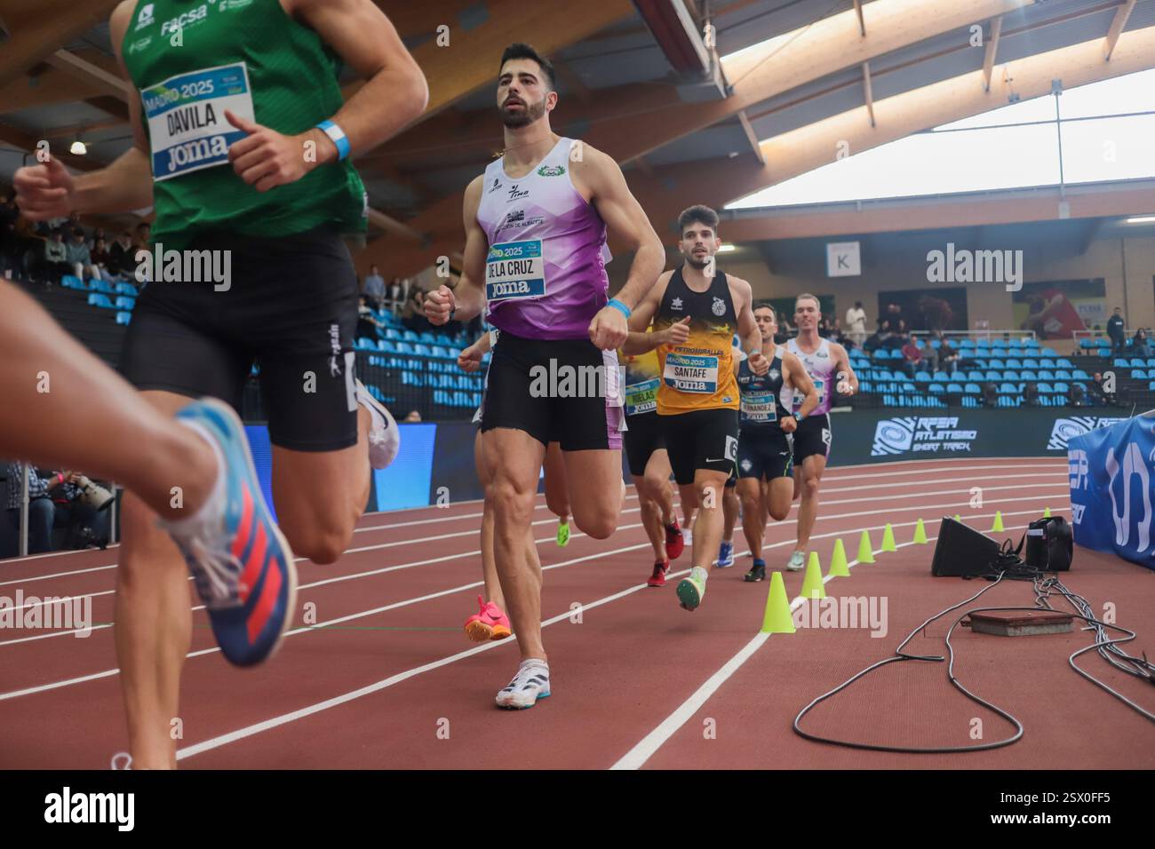 Madrid, Spanien, 22. Februar 2025: Der Athlet Juan Pedro de la Cruz (Atletismo Albacete, 2L) in den 1000 Metern des Heptathlon während der Vormittagssitzung des zweiten Tages der spanischen Kurzstreckenmeisterschaft 2025 am 22. Februar 2025 im städtischen Sportzentrum Gallur in Madrid, Spanien. Quelle: Alberto Brevers / Alamy Live News. Stockfoto