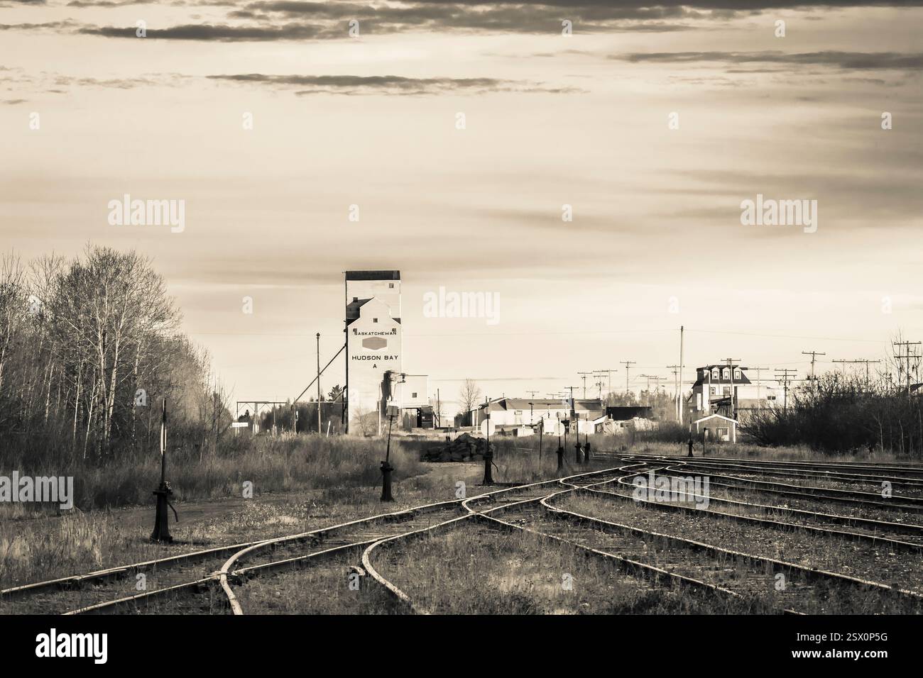 Zuggleis mit einem hohen Turm im Hintergrund. Es gibt keine Züge auf den Gleisen. Der Himmel ist bewölkt Stockfoto