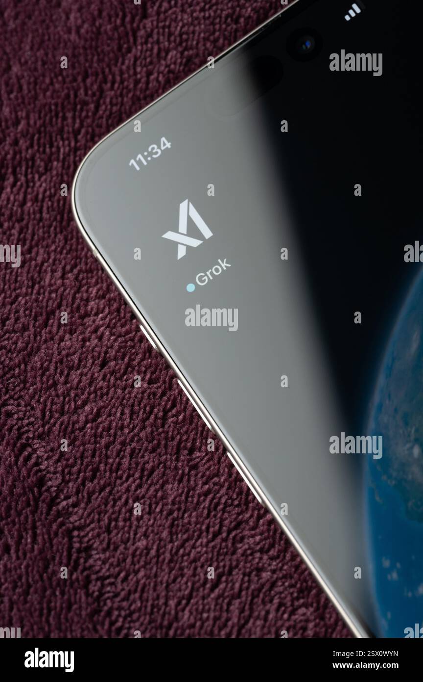 New York, USA – 19. Februar 2025: Symbol des grok AI Assistant auf dem Smartphone-Bildschirm in Nahaufnahme Stockfoto