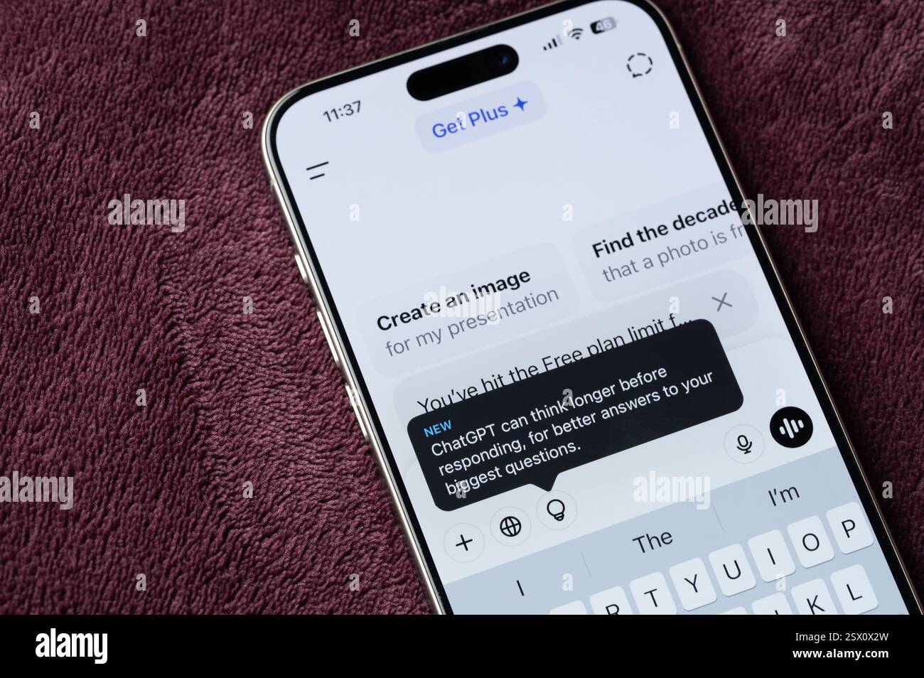 New York, USA – 19. Februar 2025: Menü des ChatGpt AI Assistant auf dem Smartphone-Bildschirm in Nahaufnahme Stockfoto