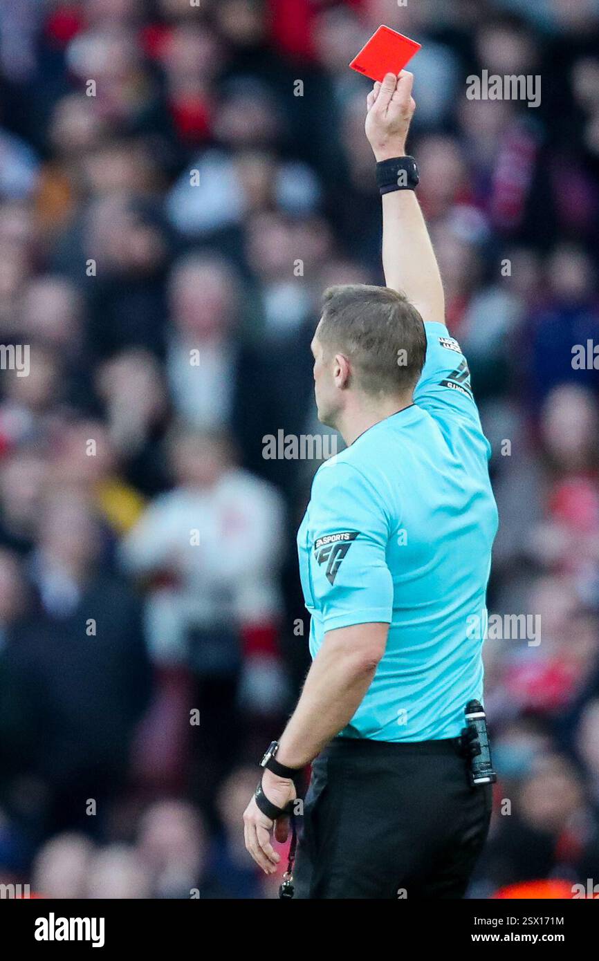 Schiedsrichter Craig Pawson zeigt Myles Lewis-Skelly aus Arsenal während des Premier League-Spiels Arsenal gegen West Ham United im Emirates Stadium, London, Großbritannien, 22. Februar 2025 (Foto: Izzy Poles/News Images) eine rote Karte. Stockfoto
