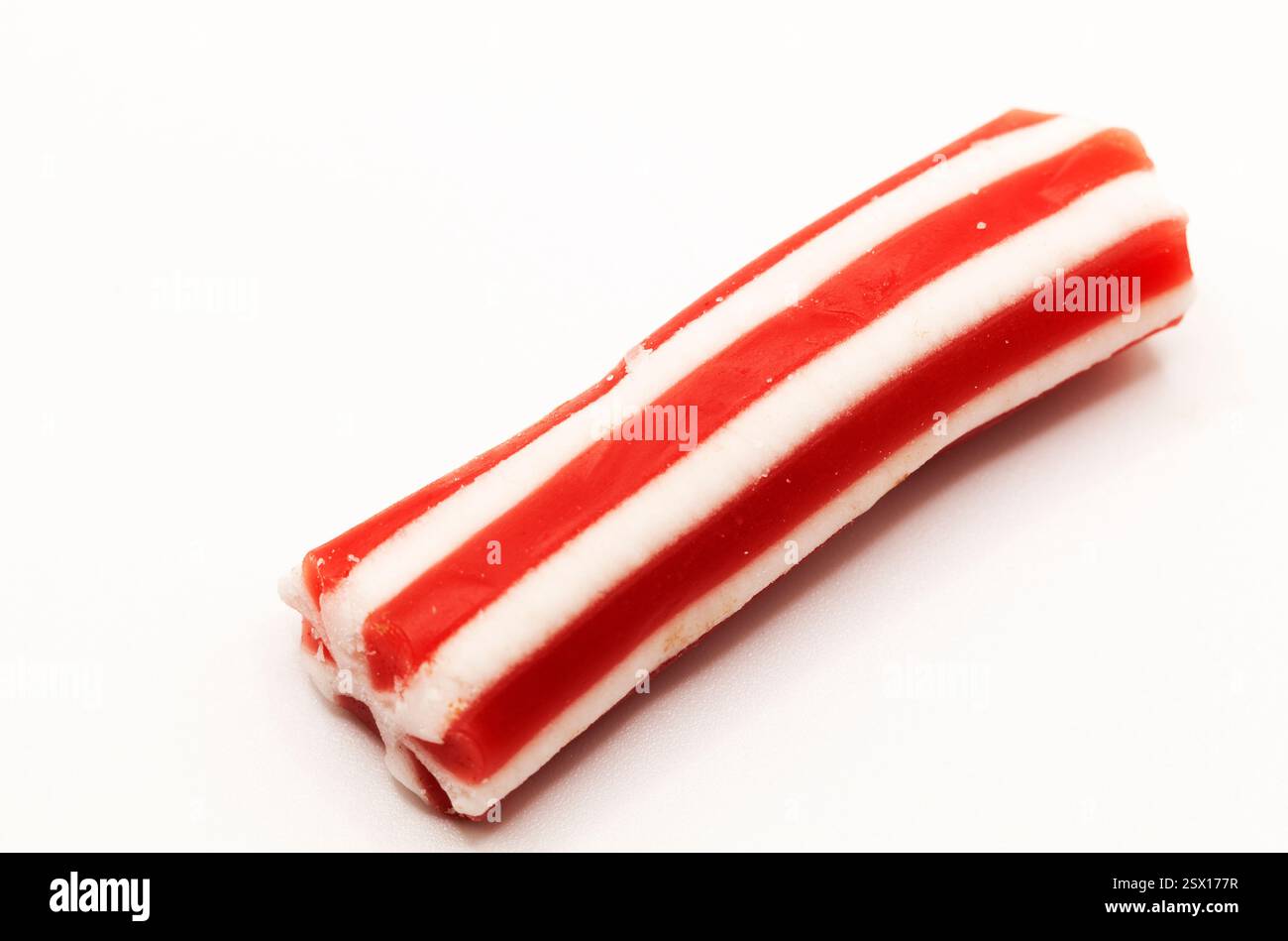 Ein traditioneller, rot-weiß gestreifter, harter Süßigkeiten-Stab Stockfoto