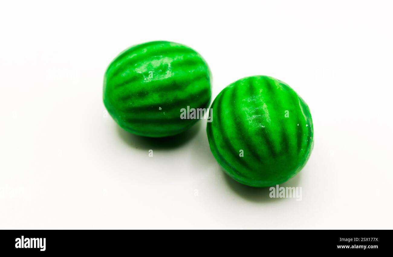 Zwei grüne kugelförmige Süßigkeiten mit strukturierten Oberflächen, die Melonen ähneln Stockfoto