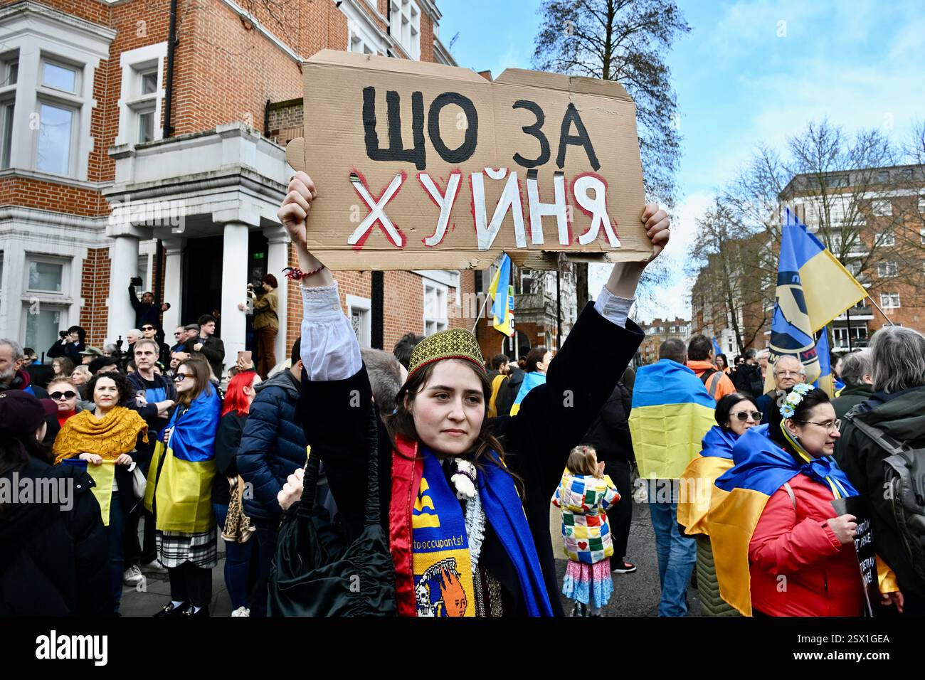 London, Großbritannien. Aktivisten marschierten auf die russische Botschaft in Bayswater. Eine Koalition ukrainischer Gemeindegruppen und britischer Arbeiterorganisationen marschierte vom Holland Park zur russischen Botschaft vor dem dritten Jahrestag der russischen Invasion in die Ukraine. Quelle: michael melia/Alamy Live News Stockfoto