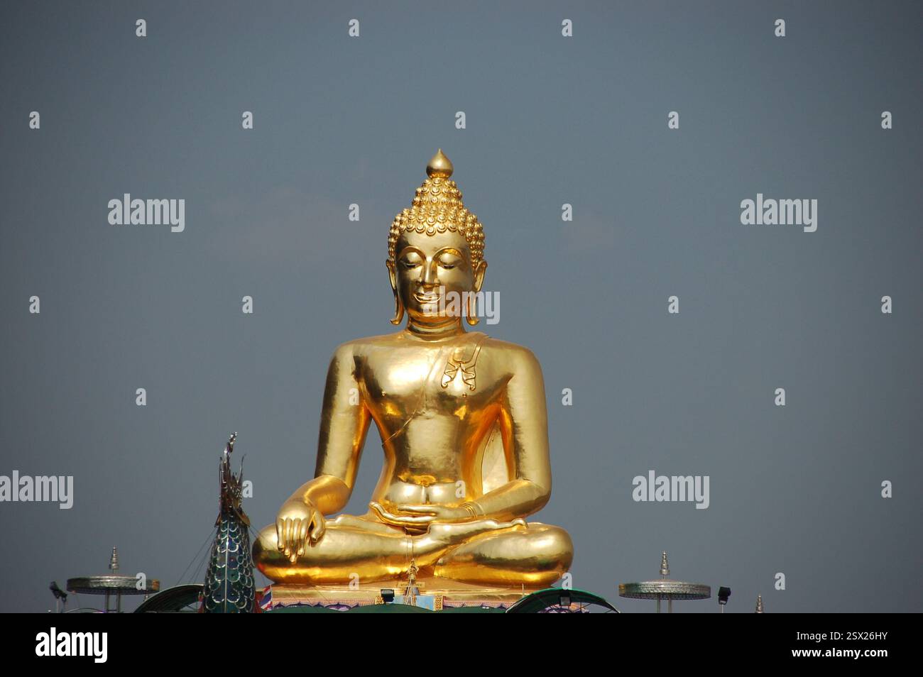 Eine riesige goldene Buddha-Statue am Flussufer im Goldenen Dreieck Thailands, ein bedeutendes kulturelles und spirituelles Wahrzeichen an dieser historischen Grenze Stockfoto