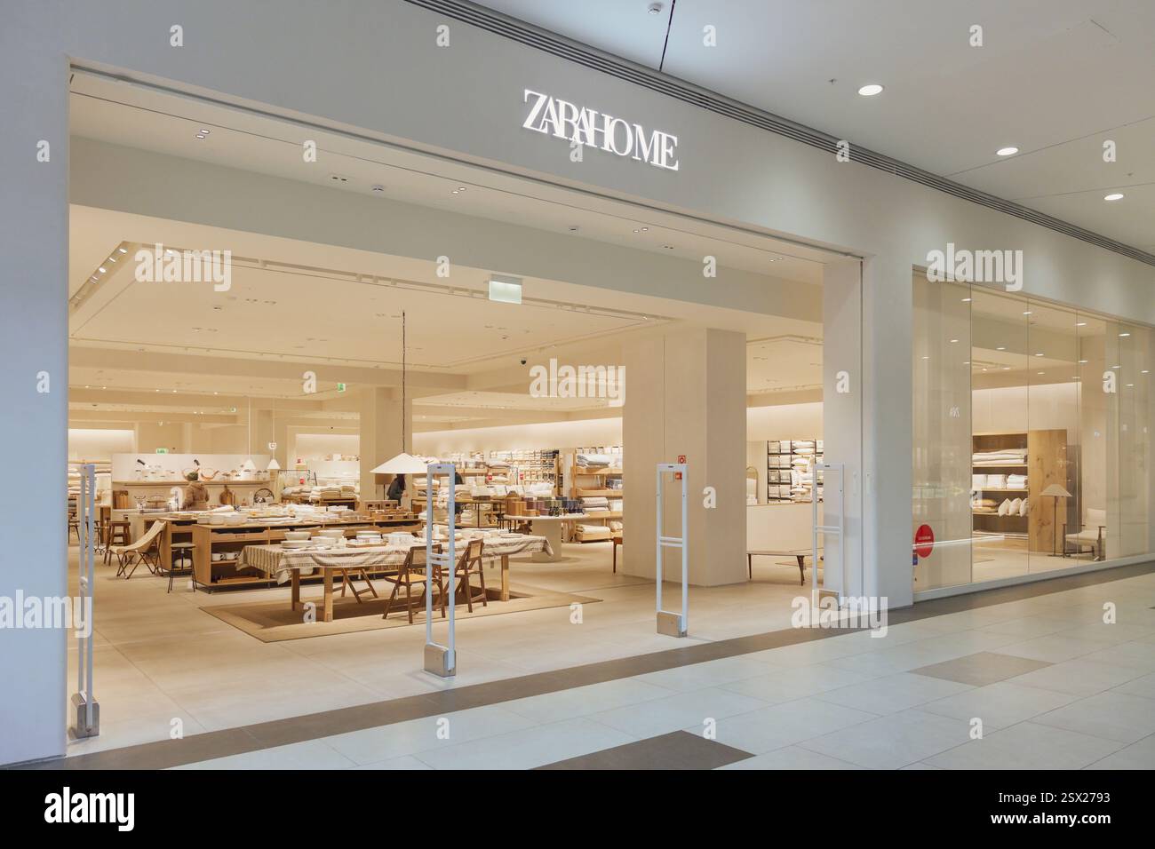 Almaty, Kasachstan - 19. Februar 2025: Zara Home Store. Türkische Bekleidungsmarke Stockfoto