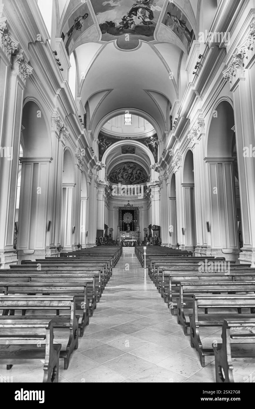 NOTO, ITALIEN - 12. AUGUST 2021: Innenraum der Kathedrale von Noto ...
