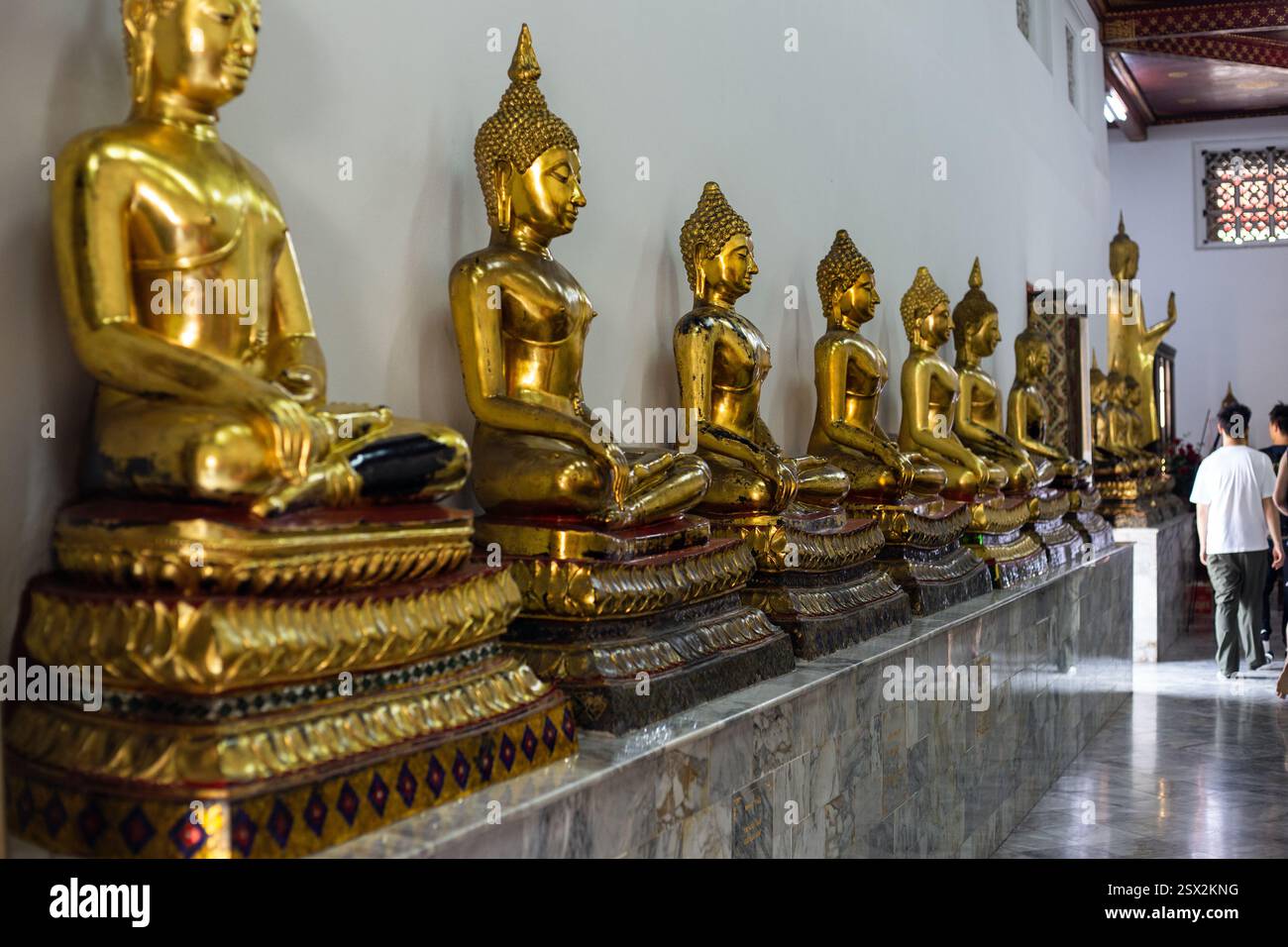 Bangkok, Thailand, 30. Januar 2025, goldene Buddha-Statue in einem Tempel Stockfoto
