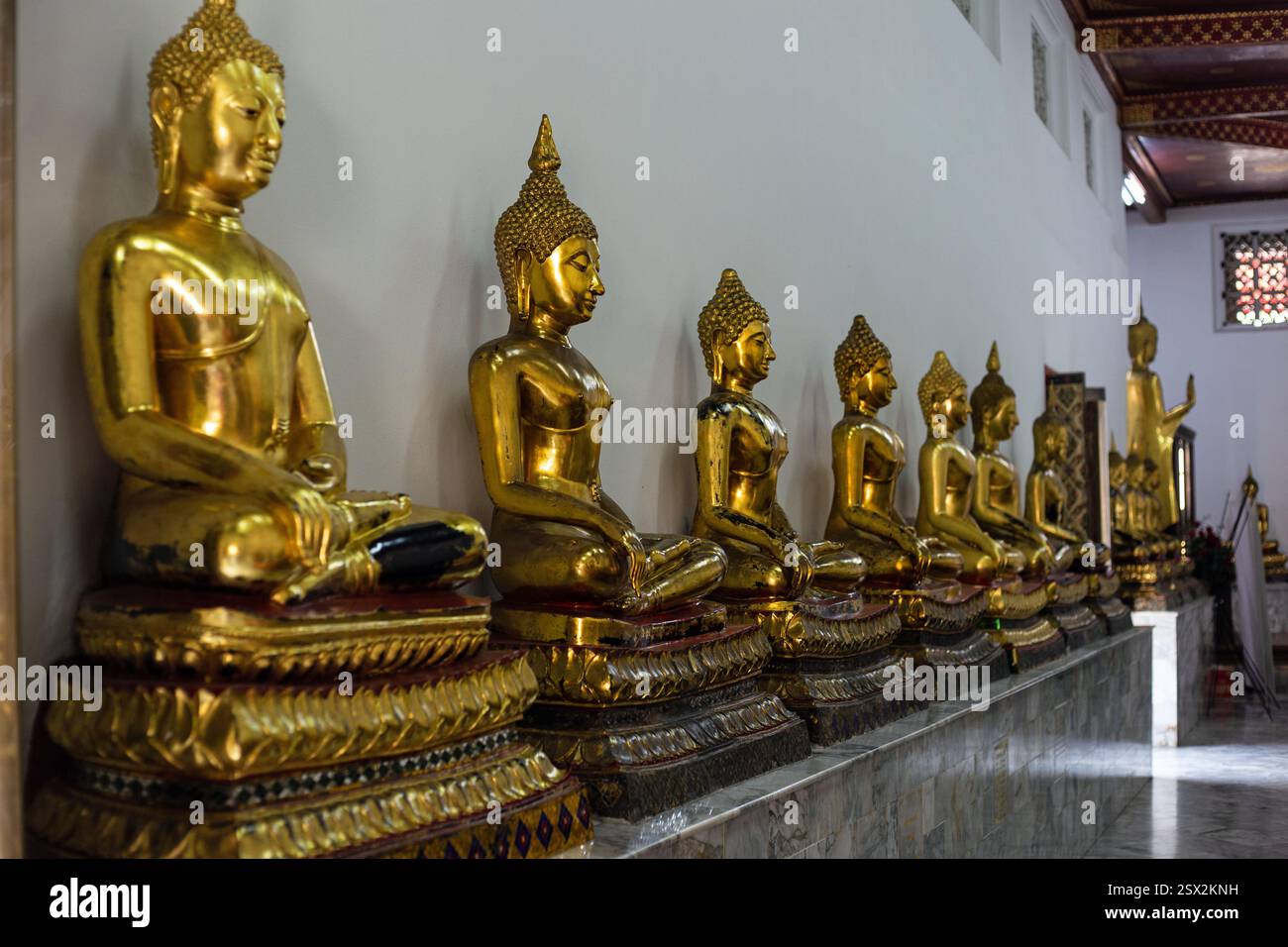 Bangkok, Thailand, 30. Januar 2025, goldene Buddha-Statue in einem Tempel Stockfoto