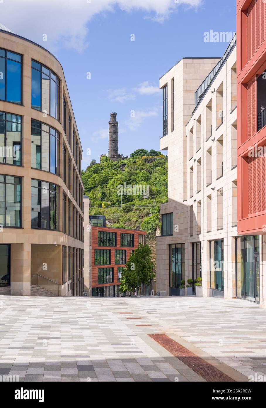 Moderne Gebäude in Edinburgh, Schottland, mit Blick auf das historische Nelson Monument auf Calton Hill. Stockfoto