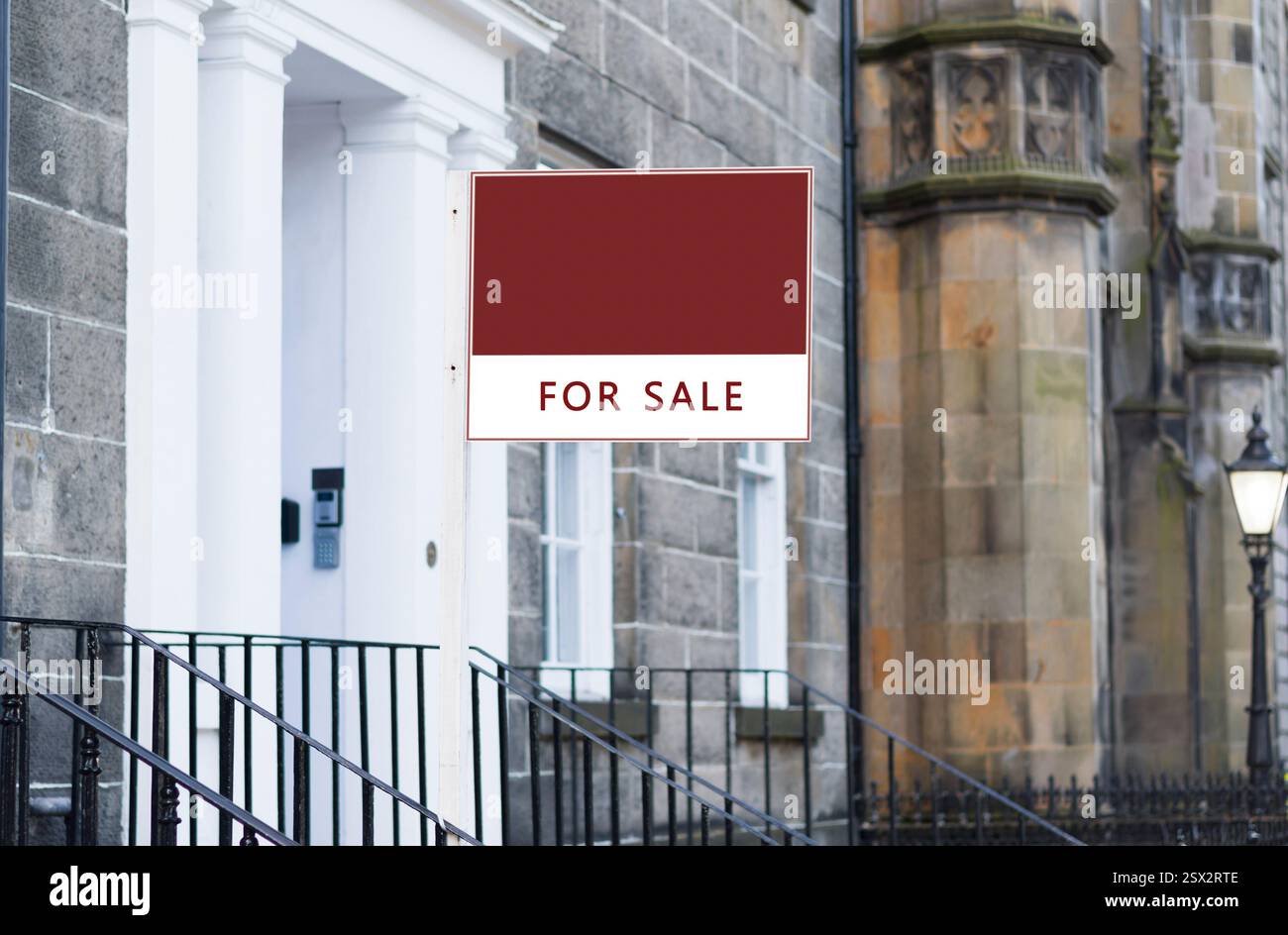 Vorlage eines leeren Hauses zum Verkauf vor einem georgianischen Stadthaus in einer britischen Stadt Stockfoto