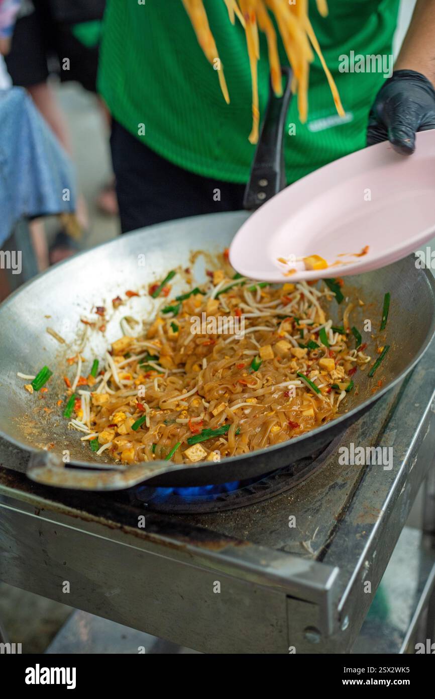Phuket, Thailand, 3. Februar 2025, Essen für Besucher des Elefantenschutzgebiets inklusive frisch gekochter Pad Thai. Stockfoto