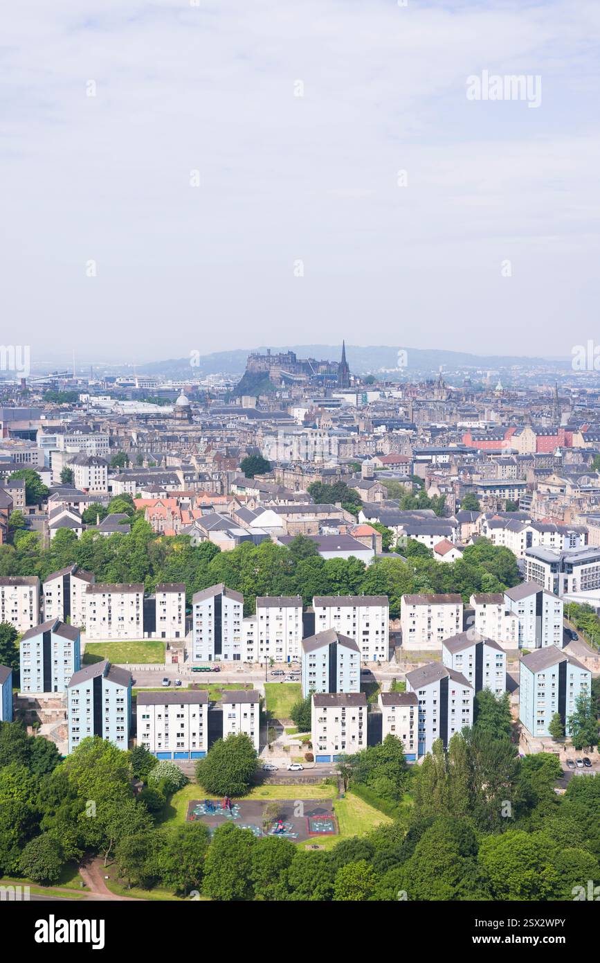 Blick auf Edinburgh, Schottland, mit der historischen Skyline der Stadt mit Edinburgh Castle und modernen Hochhäusern im Vordergrund. Stockfoto