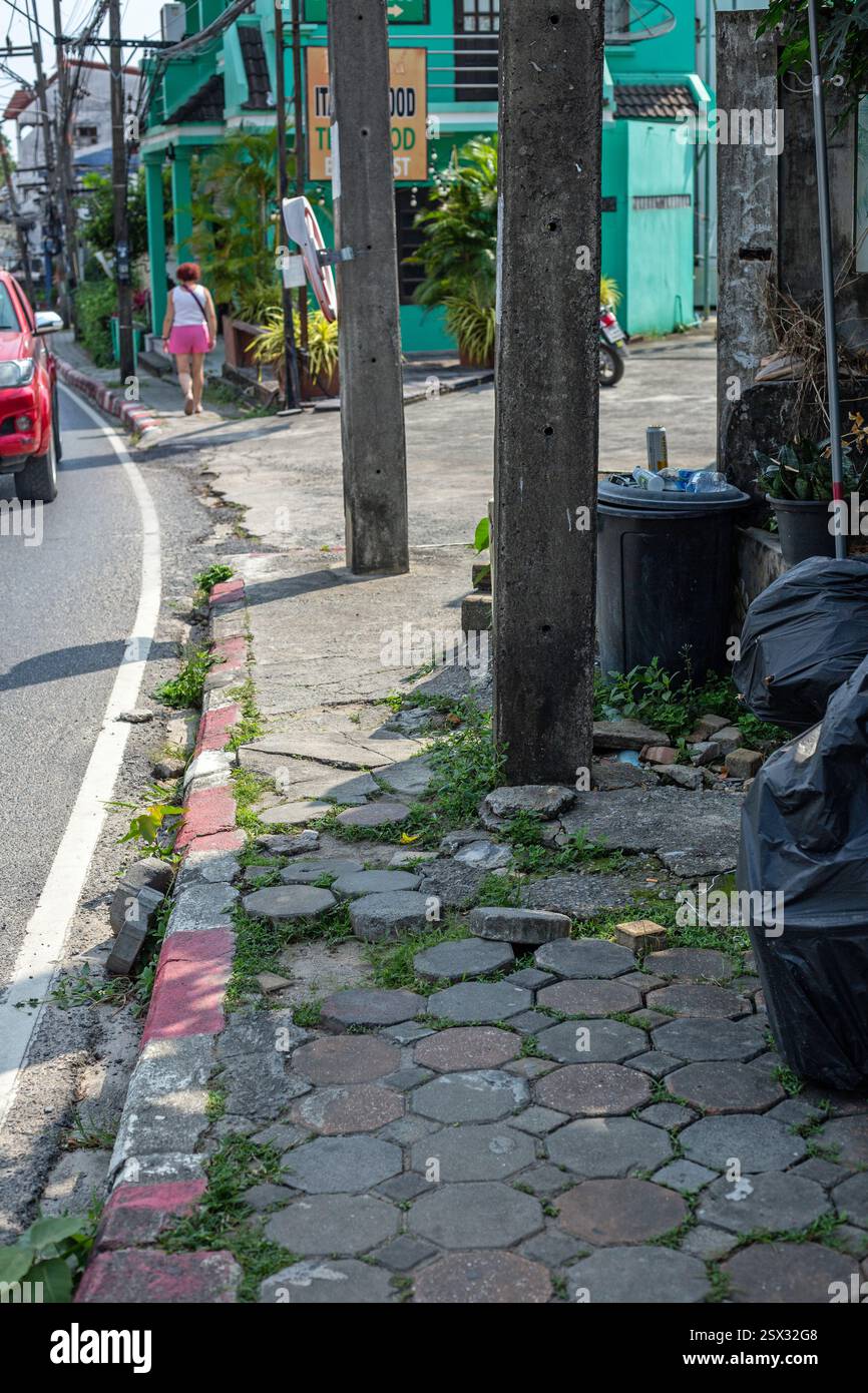 Koh Samui, Thailand, Februar 2025, Touristen müssen möglicherweise schlechte, gefährliche Wanderwege aushandeln. Stockfoto