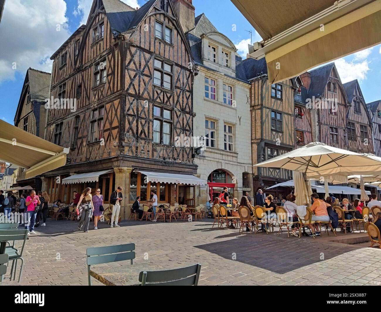 Frankreich Val-de-Loire Indre-et-Loire Tours : Terrasses de Cafés et Restaurants au Centre-ville avec ciel bleu en été Stockfoto