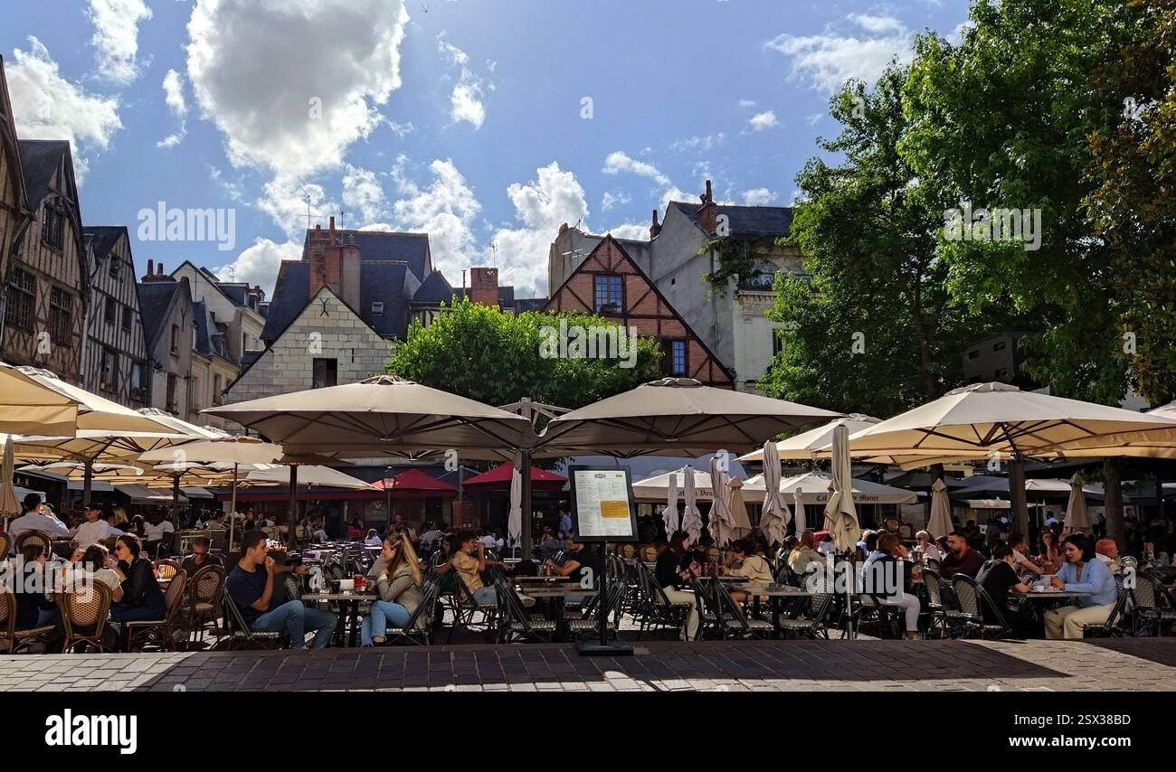 Frankreich Val-de-Loire Indre-et-Loire Tours : Terrasses de Cafés et Restaurants au Centre-ville avec ciel bleu en été Stockfoto