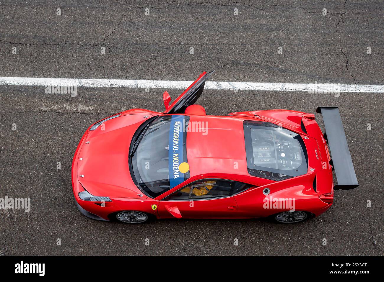 Modena, Italien - 27. februar 2023 - Detail des ferrari-Fahrzeugs auf dem autodromo di Modena (Rennstrecke Modena) während der Vorführung Stockfoto