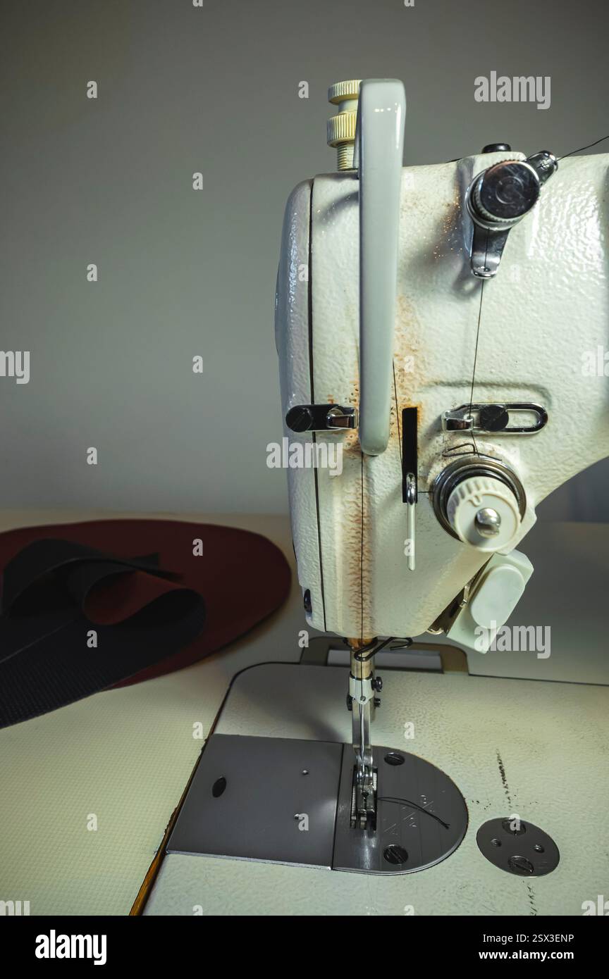 Handgefertigte Schneiderwerkstatt mit Nähmaschine Stockfoto