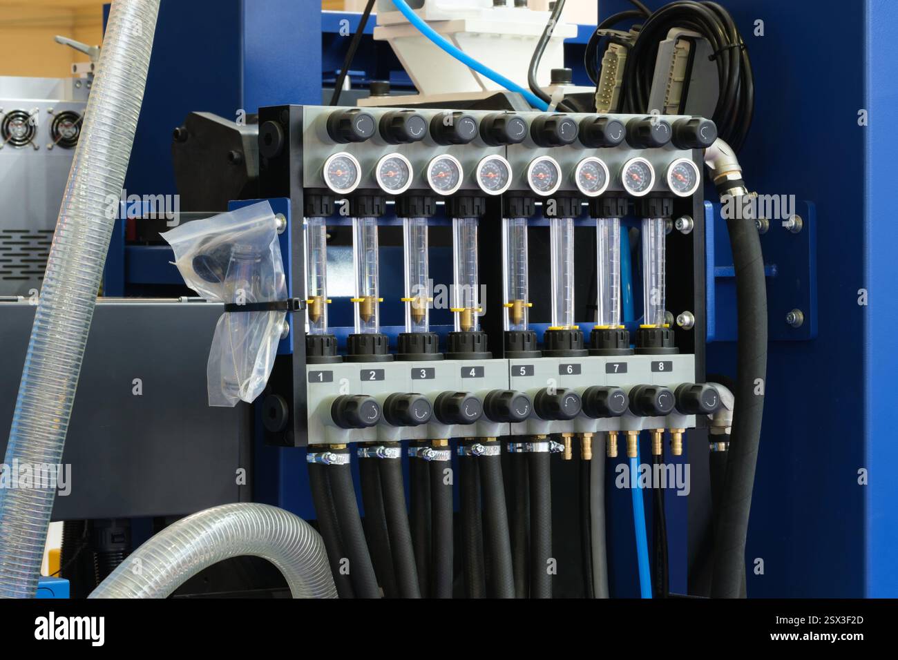 Teil einer hydraulischen Industriemaschine, Steuerhebel einer hydraulischen Maschine, industrielles Hochdruck-Hydraulikschlauchsystem mit Stahlrohr Stockfoto