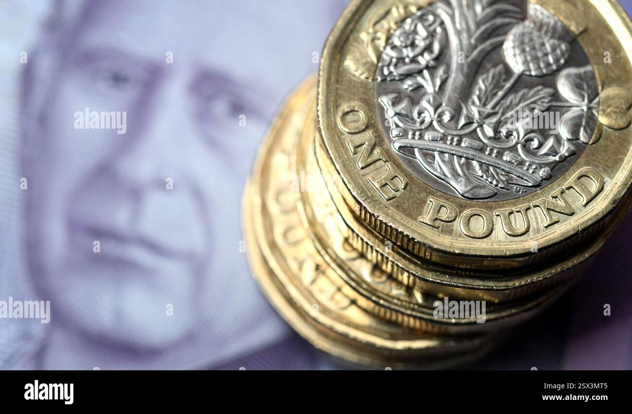 1-PFUND-MÜNZEN MIT BRITISCHEN BANKNOTEN RE HYPOTHEKEN SPAREN DIE WIRTSCHAFT RUHESTAND USW. GROSSBRITANNIEN Stockfoto