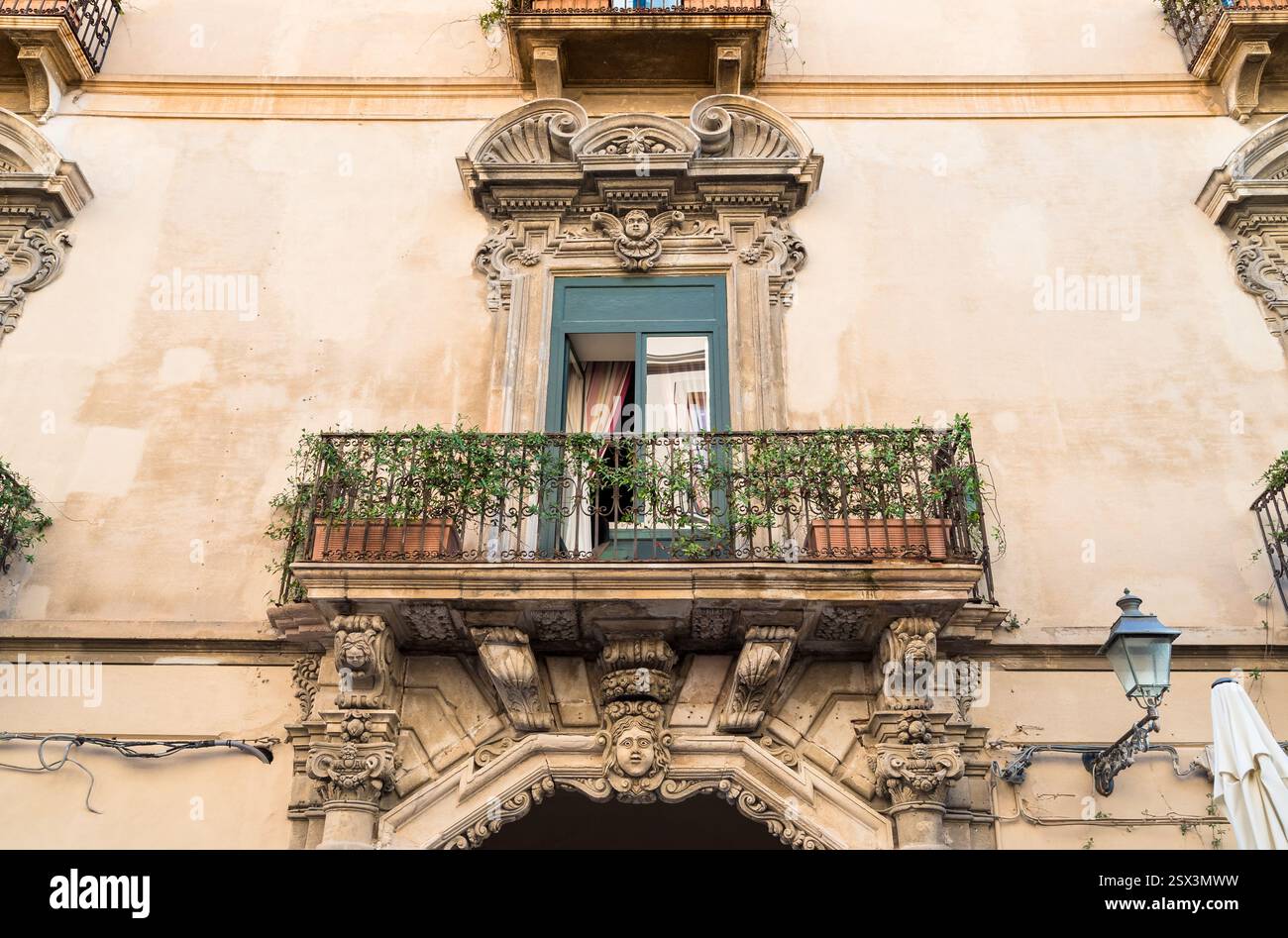 Ein historisches Barockgebäude mit Balkon im historischen Zentrum von Trapani, Sizilien, Italien. Stockfoto