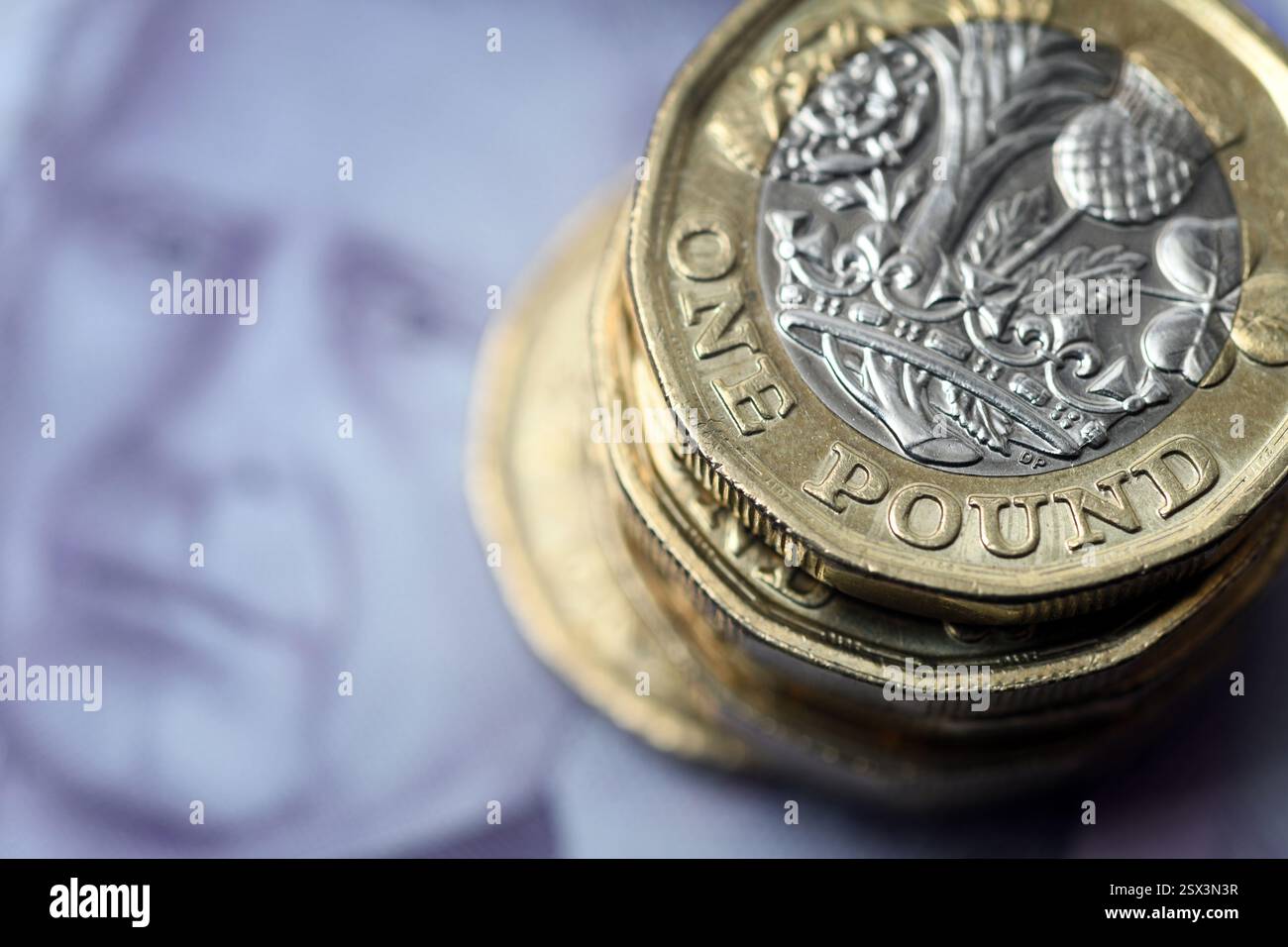 1-PFUND-MÜNZEN MIT BRITISCHEN BANKNOTEN RE HYPOTHEKEN SPAREN DIE WIRTSCHAFT RUHESTAND USW. GROSSBRITANNIEN Stockfoto