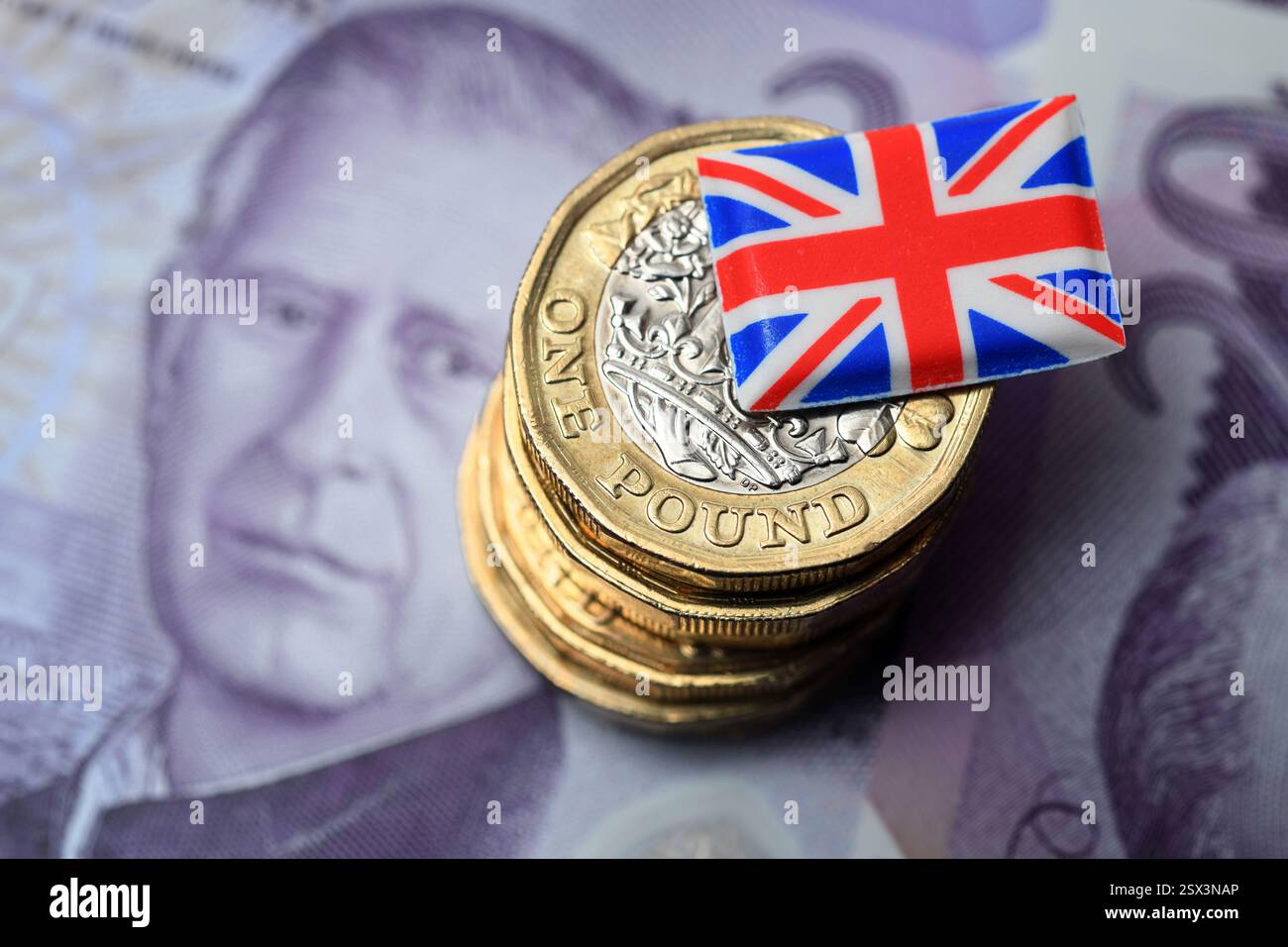 1-PFUND-MÜNZEN MIT BRITISCHER FLAGGE UND BANKNOTE RE-HYPOTHEKEN SPAREN DER WIRTSCHAFT USW. GROSSBRITANNIEN Stockfoto