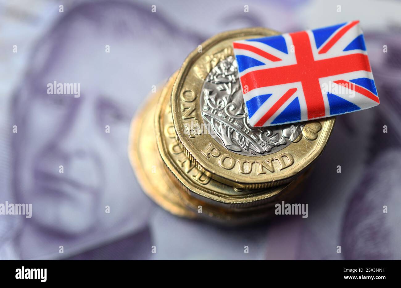 1-PFUND-MÜNZEN MIT BRITISCHER FLAGGE UND BANKNOTE RE-HYPOTHEKEN SPAREN DER WIRTSCHAFT USW. GROSSBRITANNIEN Stockfoto
