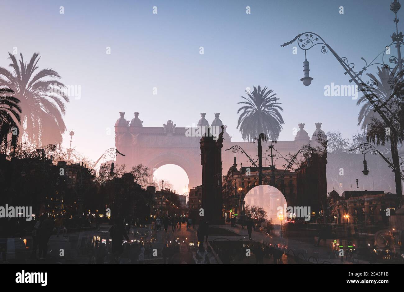 Sonnenuntergang entlang des Passeig de Lluis Companys im Zentrum von Barcelona Stockfoto