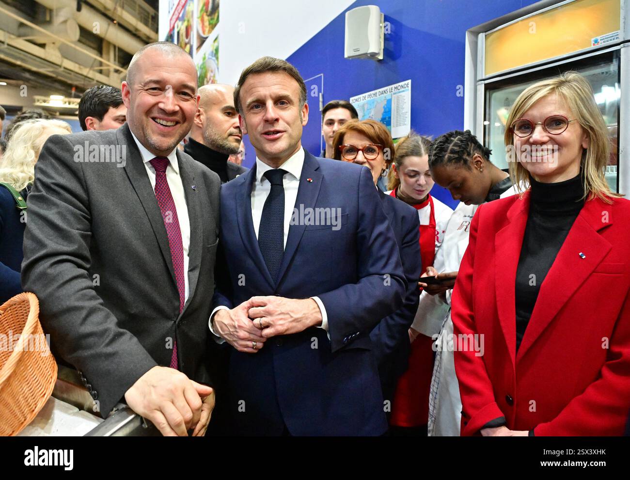 Paris, Frankreich. Februar 2025. Guillaume Gomez, Botschafter der französischen Kulinarik, Präsident der Republik Emmanuel Macron und Agnes Pannier-Runacher, französischer Minister für ökologischen Wandel, biologische Vielfalt, Forsten, Meer und Fischerei, bei der Einweihung des Salon International de l'Agriculture am Samstag, den 22. Februar 2025 in Paris. Foto: Christian Liewig/Pool/ABACAPRESS. COM Credit: Abaca Press/Alamy Live News Stockfoto