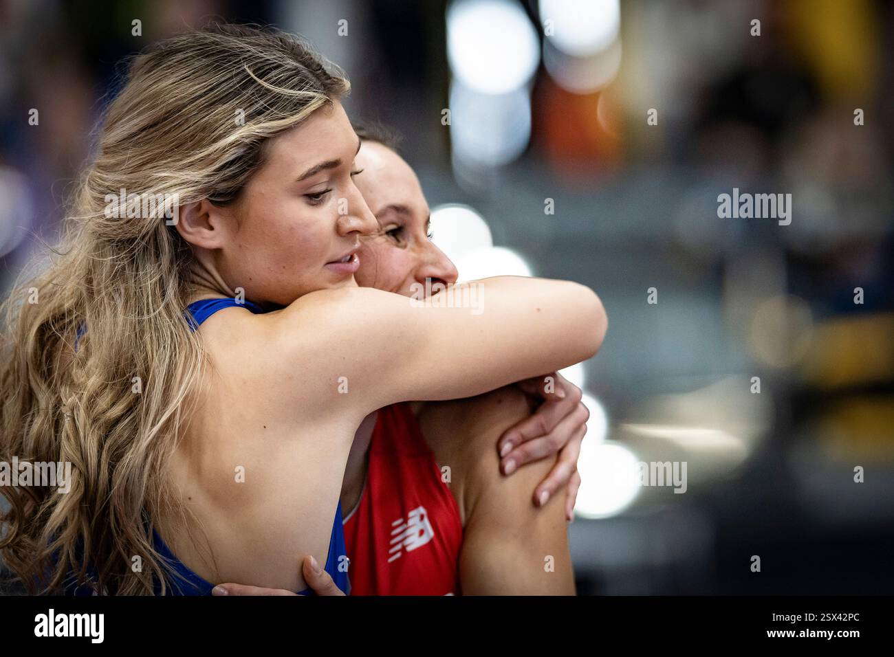 Johanna Martin (1. LAV Rostock) Herzt Judith Franzen (TSV Bayer 04 Leverkusen) nach dem 400m-Vorlauf; Deutsche Leichtathletik-Hallenmeisterschaften am 22.02.2025 in der Helmut-K?rnig-Halle in Dortmund. Stockfoto