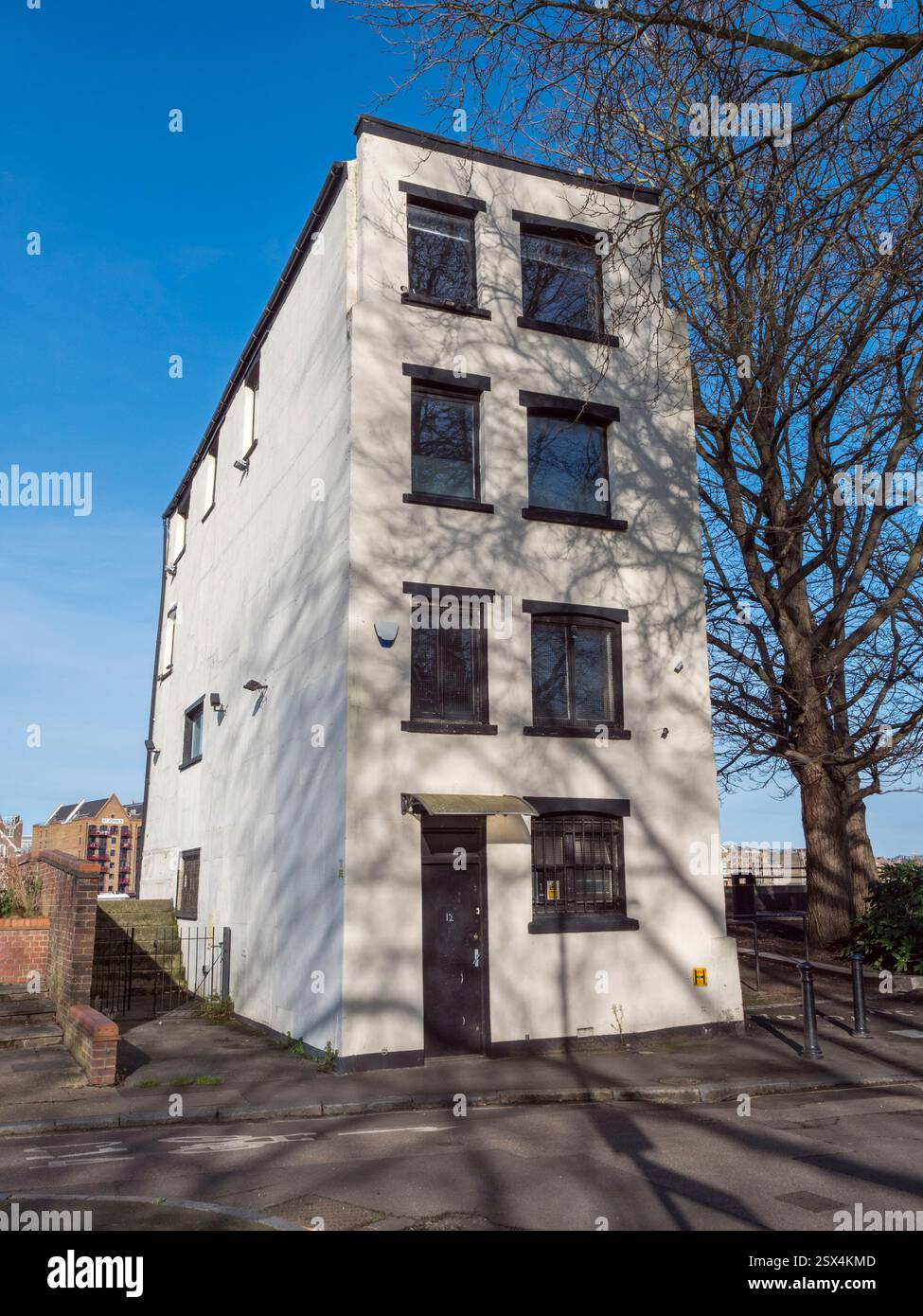 Ungewöhnliches, dünnes, hohes Gebäude neben der King's Treppen (Tor links vom Hotel) am Südufer der Themse, Rotherhithe, London, Großbritannien Stockfoto