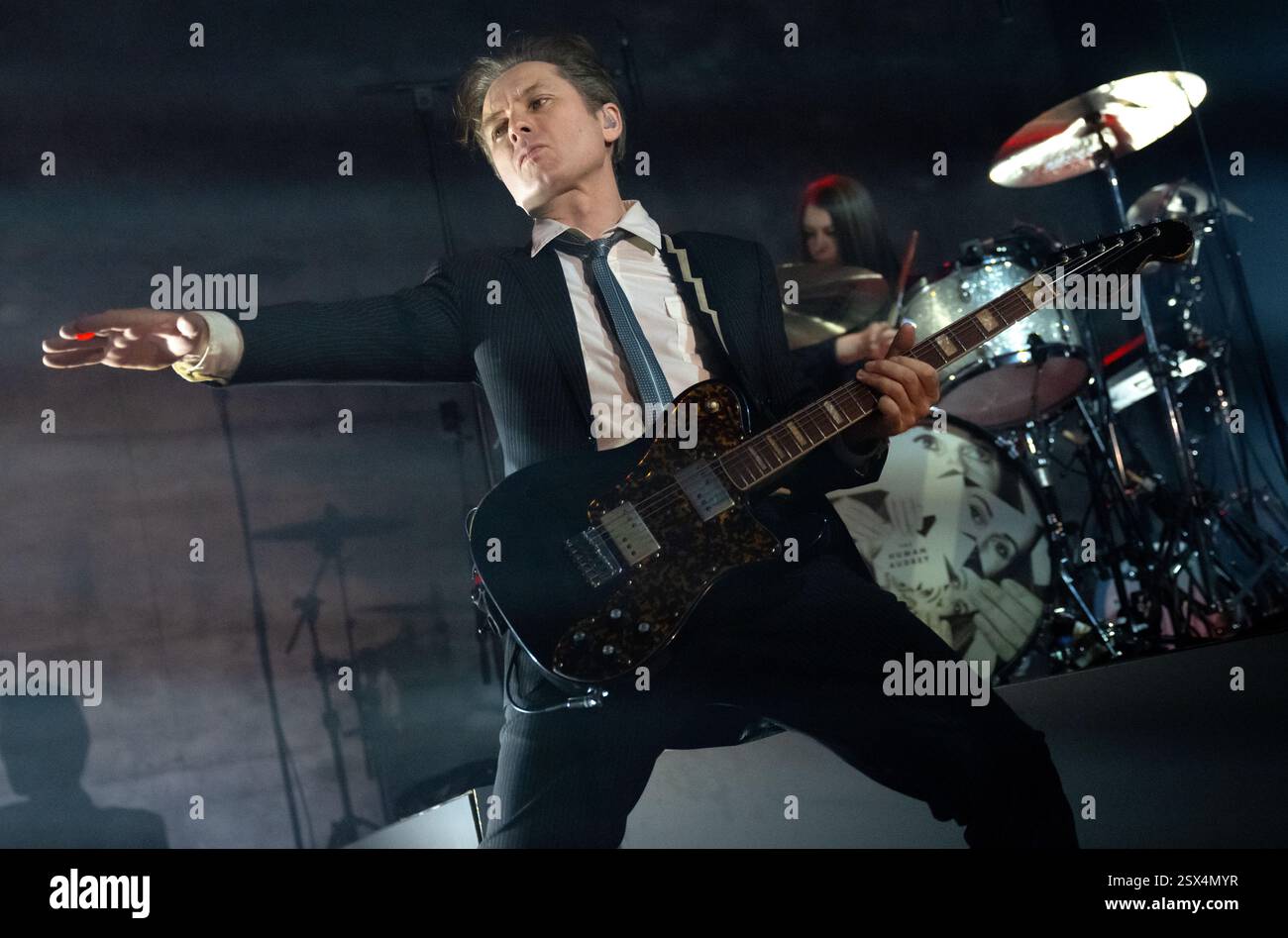 München, Deutschland. Februar 2025. Alex Kapranos, Sänger und Gitarrist, und Audrey Tait, Schlagzeuger der schottischen Band Franz Ferdinand, gehen auf die Bühne in der Muffathalle. Die Band startet ihre Deutschlandtournee zur Unterstützung ihres neuen Albums The Human Fear. Quelle: Sven Hoppe/dpa/Alamy Live News Stockfoto