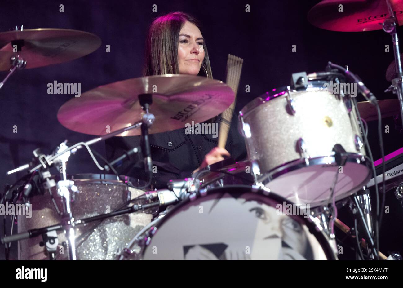 München, Deutschland. Februar 2025. Audrey Tait, Schlagzeuger der schottischen Band Franz Ferdinand, sitzt auf der Bühne in der Muffathalle. Die Band startet ihre Deutschlandtournee zur Unterstützung ihres neuen Albums The Human Fear. Quelle: Sven Hoppe/dpa/Alamy Live News Stockfoto