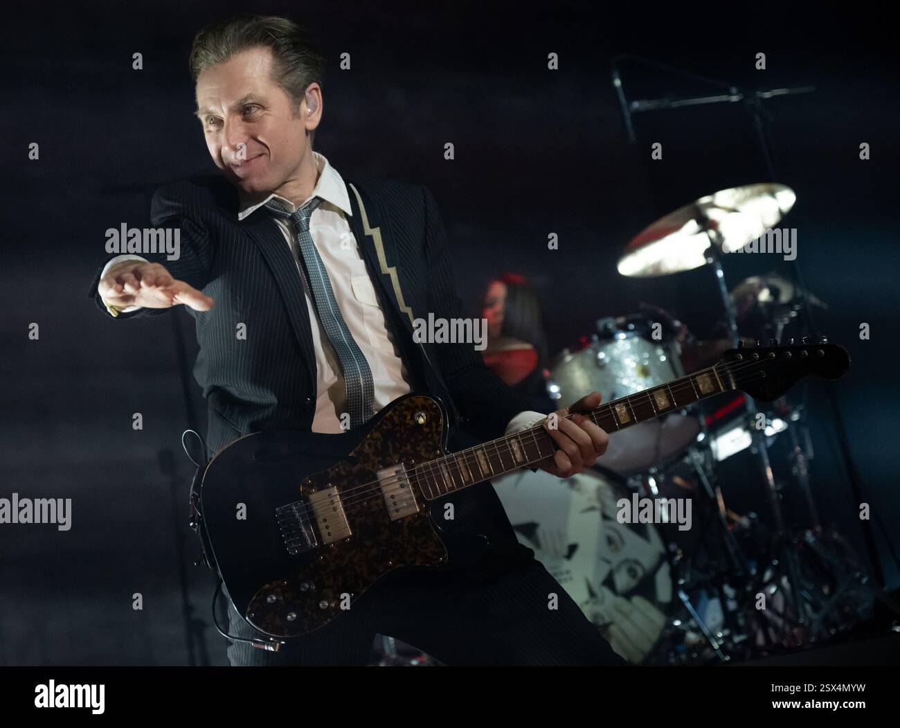 München, Deutschland. Februar 2025. Alex Kapranos, Sänger und Gitarrist, und Audrey Tait, Schlagzeuger der schottischen Band Franz Ferdinand, gehen auf die Bühne in der Muffathalle. Die Band startet ihre Deutschlandtournee zur Unterstützung ihres neuen Albums The Human Fear. Quelle: Sven Hoppe/dpa/Alamy Live News Stockfoto