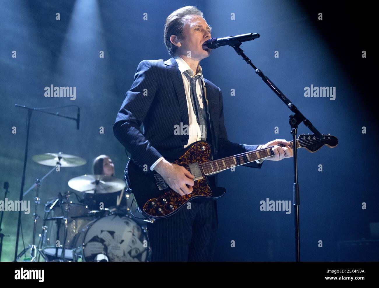 München, Deutschland. Februar 2025. Alex Kapranos, Sänger und Gitarrist, und Audrey Tait, Schlagzeuger der schottischen Band Franz Ferdinand, gehen auf die Bühne in der Muffathalle. Die Band startet ihre Deutschlandtournee zur Unterstützung ihres neuen Albums The Human Fear. Quelle: Sven Hoppe/dpa/Alamy Live News Stockfoto