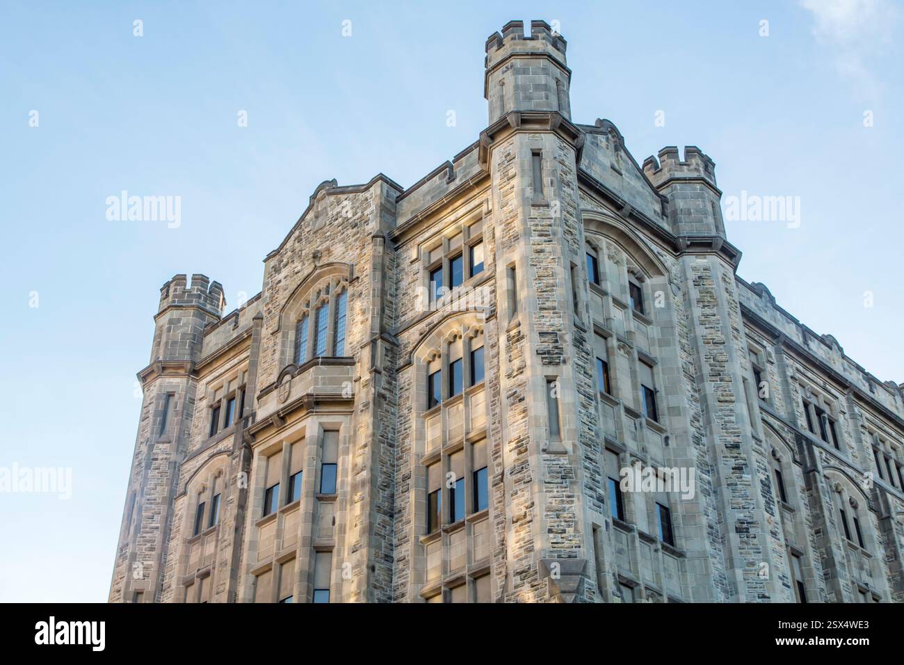 Großes Gebäude mit vielen Fenstern. Das Gebäude besteht aus Stein. Das Gebäude ist sehr hoch Stockfoto
