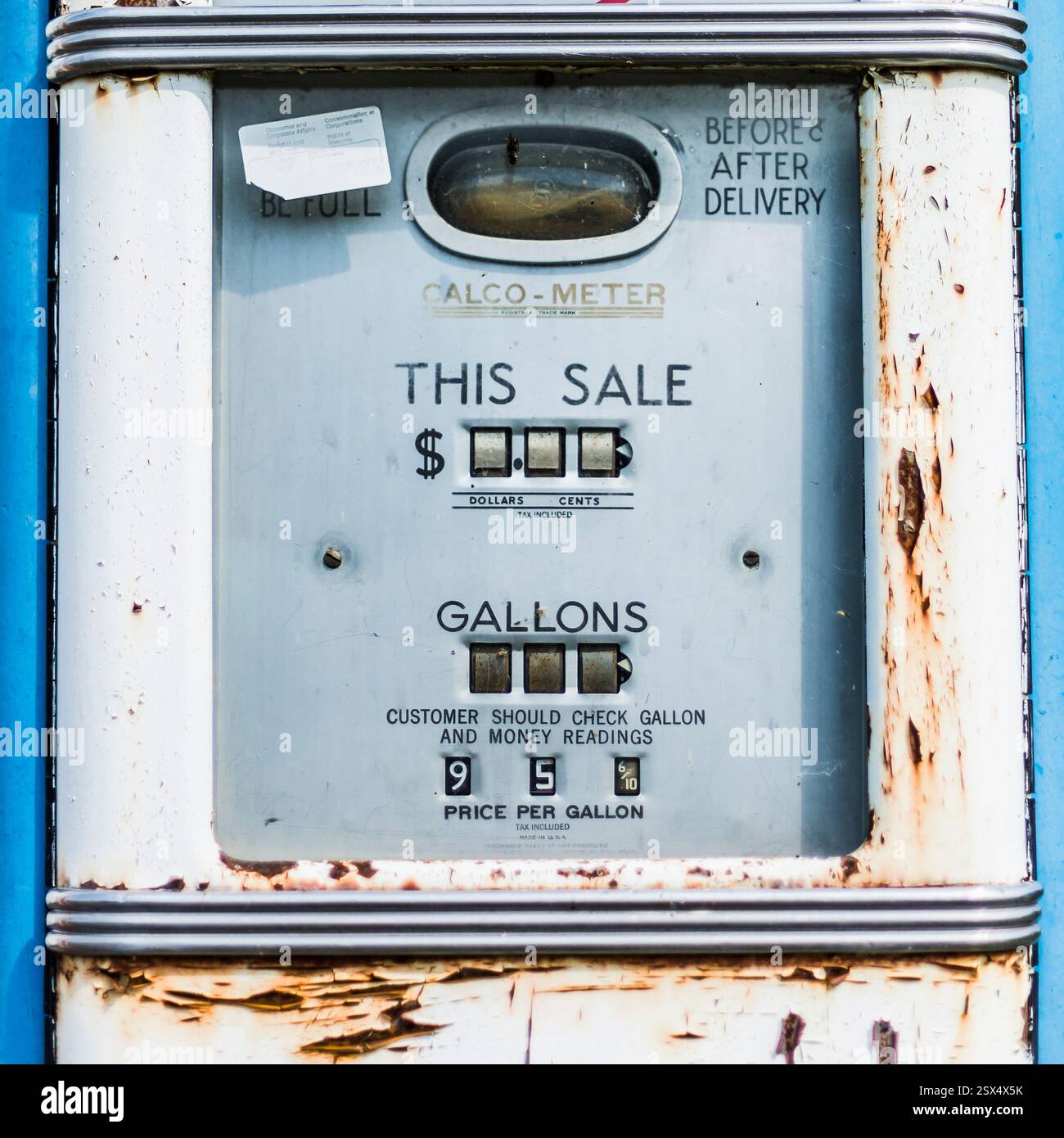 Tankstelle mit einem Calco-Meter, der diesen Verkauf sagt. Das Messgerät hat einen Preis pro Gallone Stockfoto